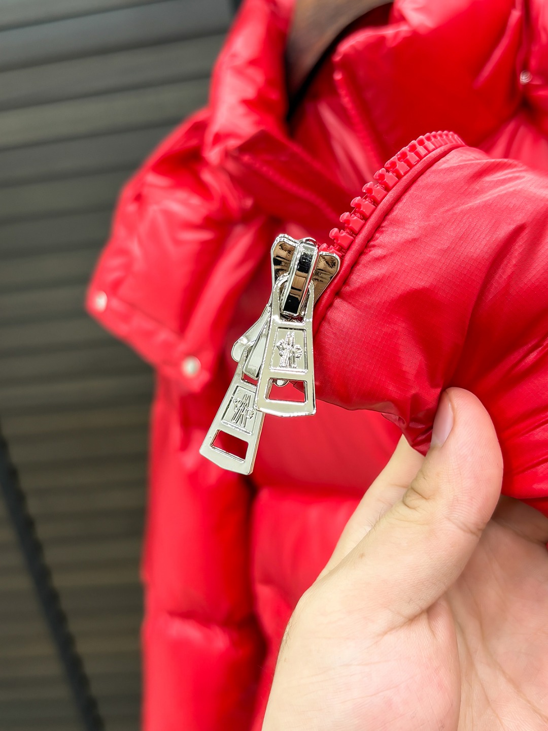 Moncler 新款羽绒服秀场新品25新款羽绒服，品相非常完美，专柜高科技防水面料，内里90%白鹅绒填充