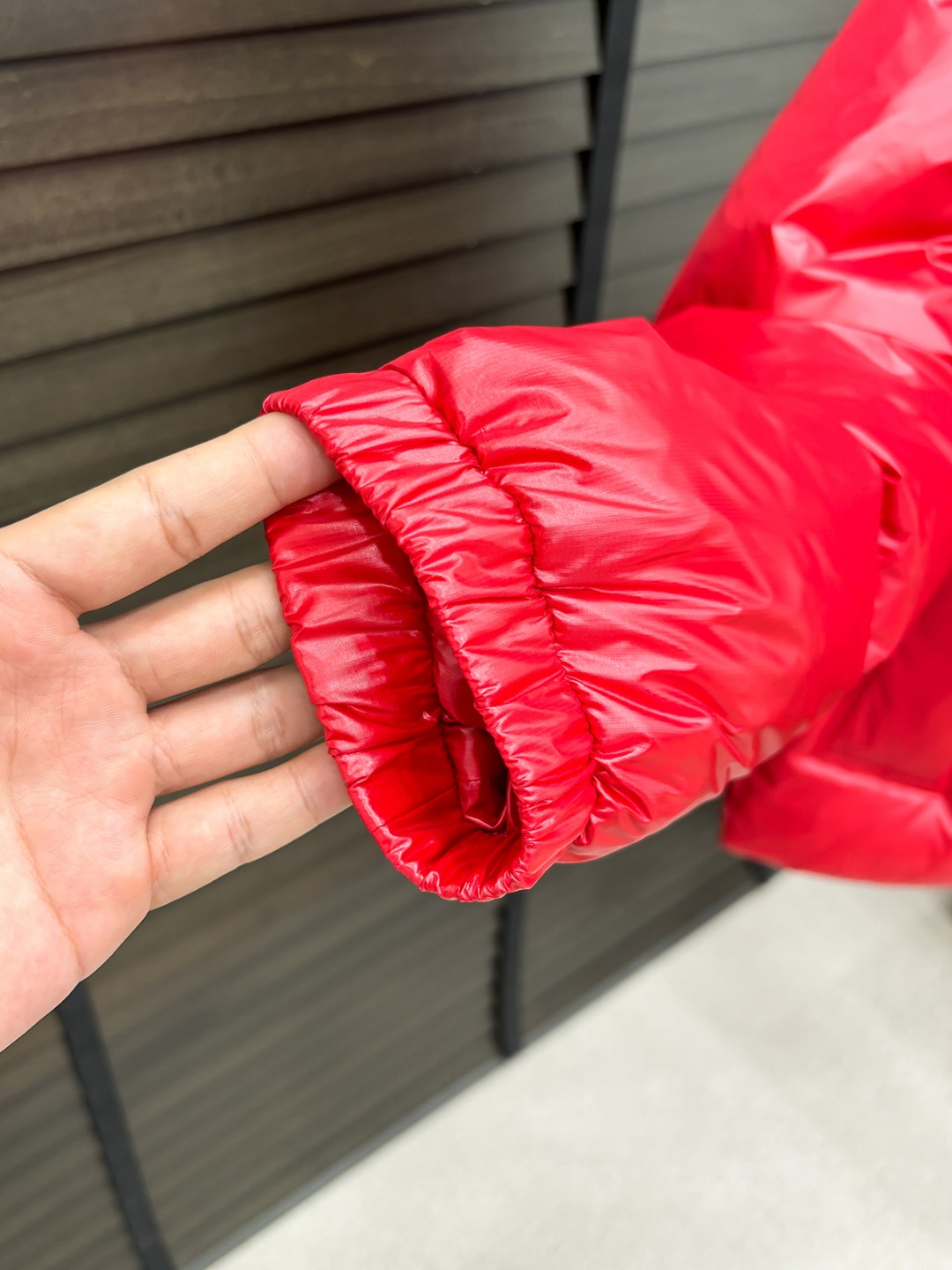 Moncler 新款羽绒服秀场新品25新款羽绒服，品相非常完美，专柜高科技防水面料，内里90%白鹅绒填充