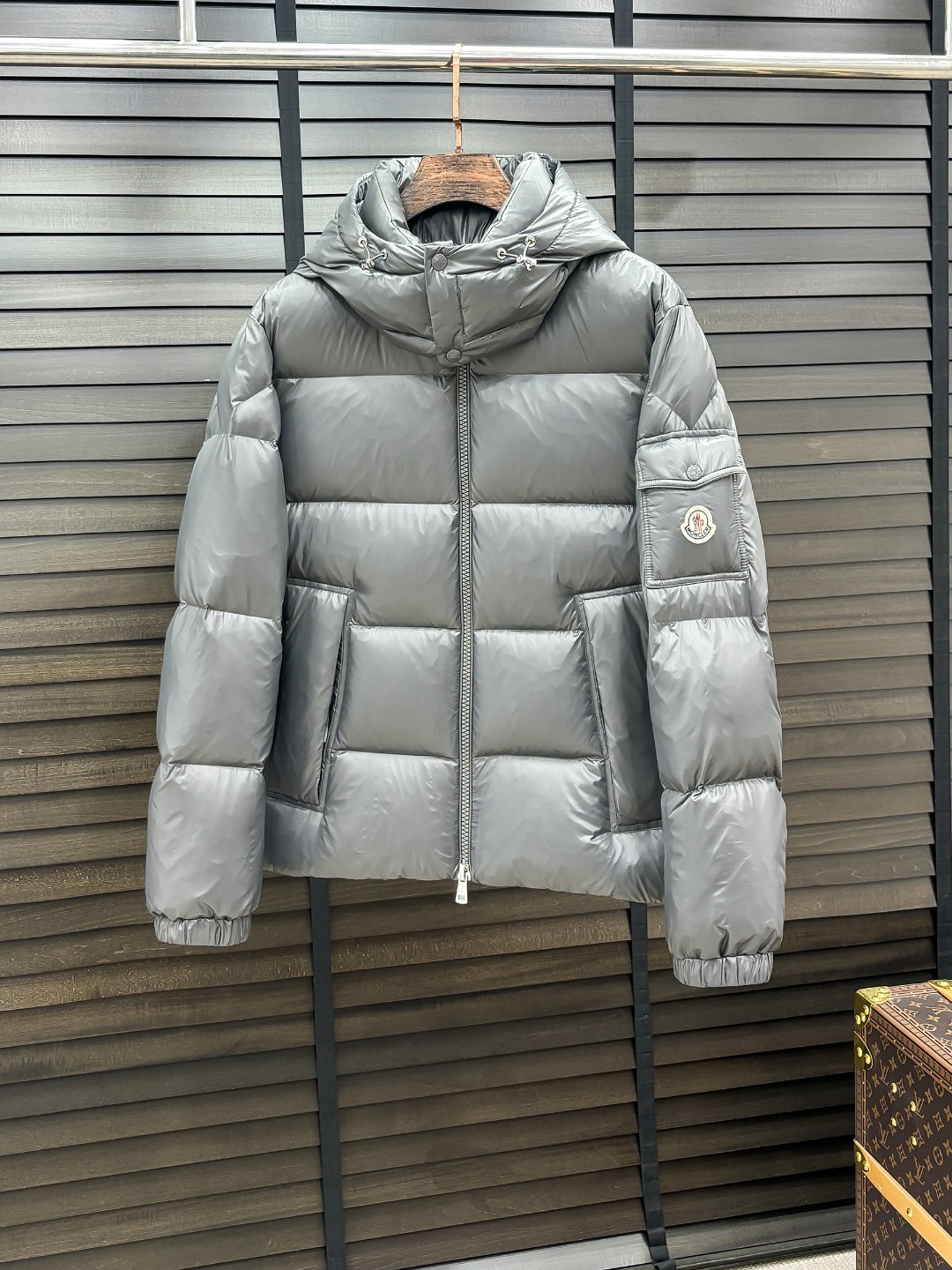 NO:652368,Moncler's new down jacket show new product 25 new down jackets, the appearance is very perfect, the store's high-tech waterproof fabric, 90% white goose down filling inside, comfortable and warm, full and attractive color, very outstanding design, easily upgrade the fashion sense, extremely elegant and rigorous workmanship, neat and meticulous wiring!  A masterpiece from a famous designer!  The upper body does not look bloated and is super handsome!  Counter size: M-3XL,,down jacket,alexander wang19860909Moncler 新款羽绒服秀场新品 25新款羽绒服,品相非常完美,专柜高科技防水面料,内里90白鹅绒填充,舒适保暖,色泽饱满诱人,非常出彩的设计,轻松将时髦感进阶,做工极为考究严谨,走线工整细致！大牌设计师巨作！上身不显臃肿、超级帅气！柜台码数: M-3XL,,down jacket,alexander wang,Men's clothing