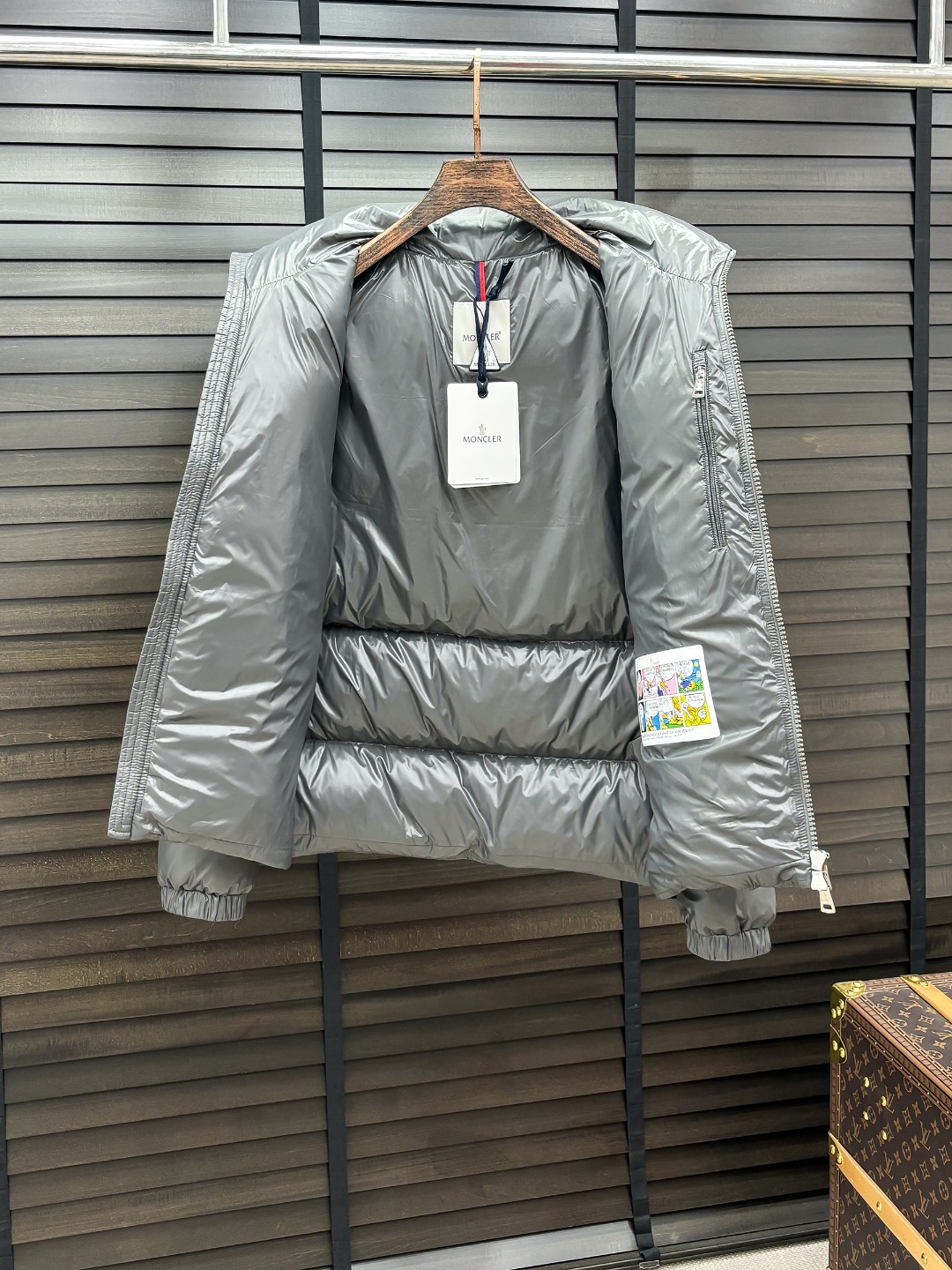 Moncler 新款羽绒服秀场新品25新款羽绒服，品相非常完美，专柜高科技防水面料，内里90%白鹅绒填充