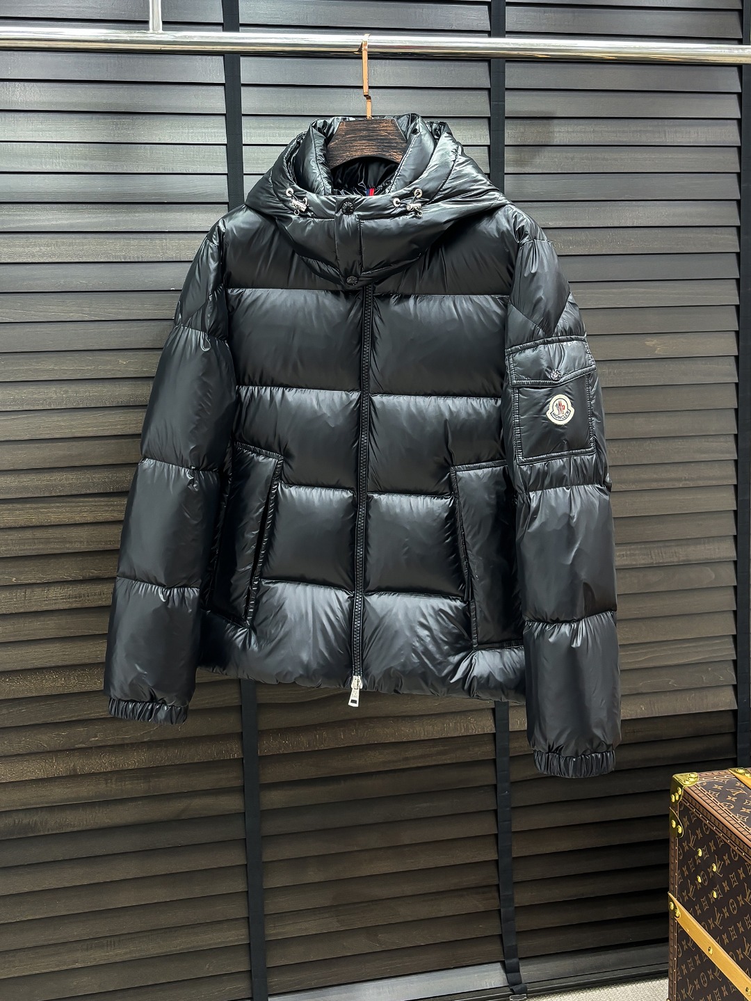NO:652375,Moncler's new down jacket show new product 25 new down jackets, the appearance is very perfect, the store's high-tech waterproof fabric, 90% white goose down filling inside, comfortable and warm, full and attractive color, very outstanding design, easily upgrade the fashion sense, extremely elegant and rigorous workmanship, neat and meticulous wiring!  A masterpiece from a famous designer!  The upper body does not look bloated and is super handsome!  Counter size: M-3XL,,down jacket,alexander wang19860909Moncler 新款羽绒服秀场新品 25新款羽绒服,品相非常完美,专柜高科技防水面料,内里90白鹅绒填充,舒适保暖,色泽饱满诱人,非常出彩的设计,轻松将时髦感进阶,做工极为考究严谨,走线工整细致！大牌设计师巨作！上身不显臃肿、超级帅气！柜台码数: M-3XL,,down jacket,alexander wang,Men's clothing