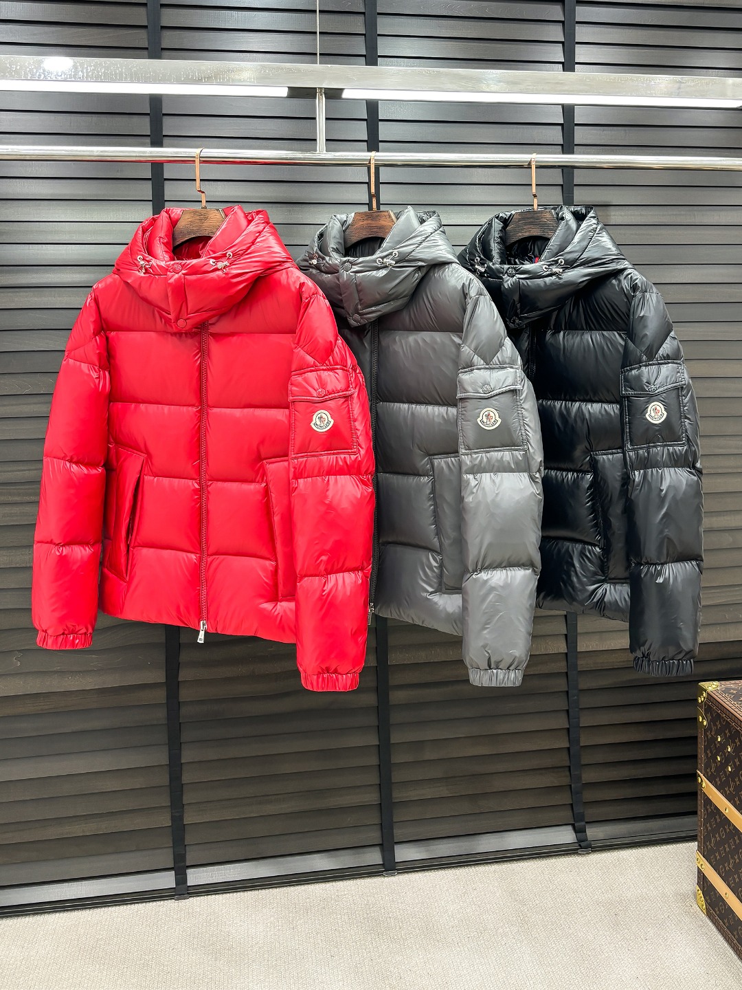 Moncler 新款羽绒服秀场新品25新款羽绒服，品相非常完美，专柜高科技防水面料，内里90%白鹅绒填充