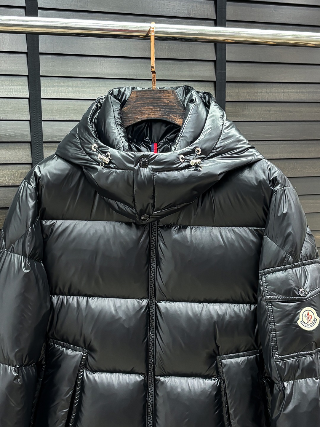 Moncler 新款羽绒服秀场新品25新款羽绒服，品相非常完美，专柜高科技防水面料，内里90%白鹅绒填充