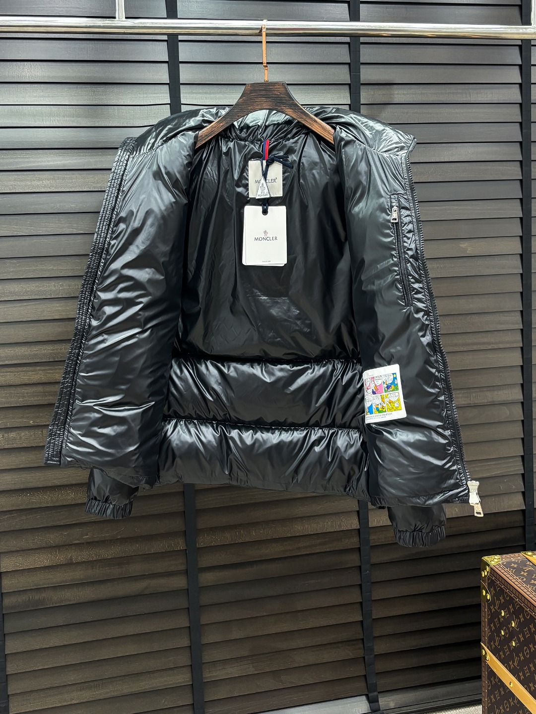 Moncler 新款羽绒服秀场新品25新款羽绒服，品相非常完美，专柜高科技防水面料，内里90%白鹅绒填充