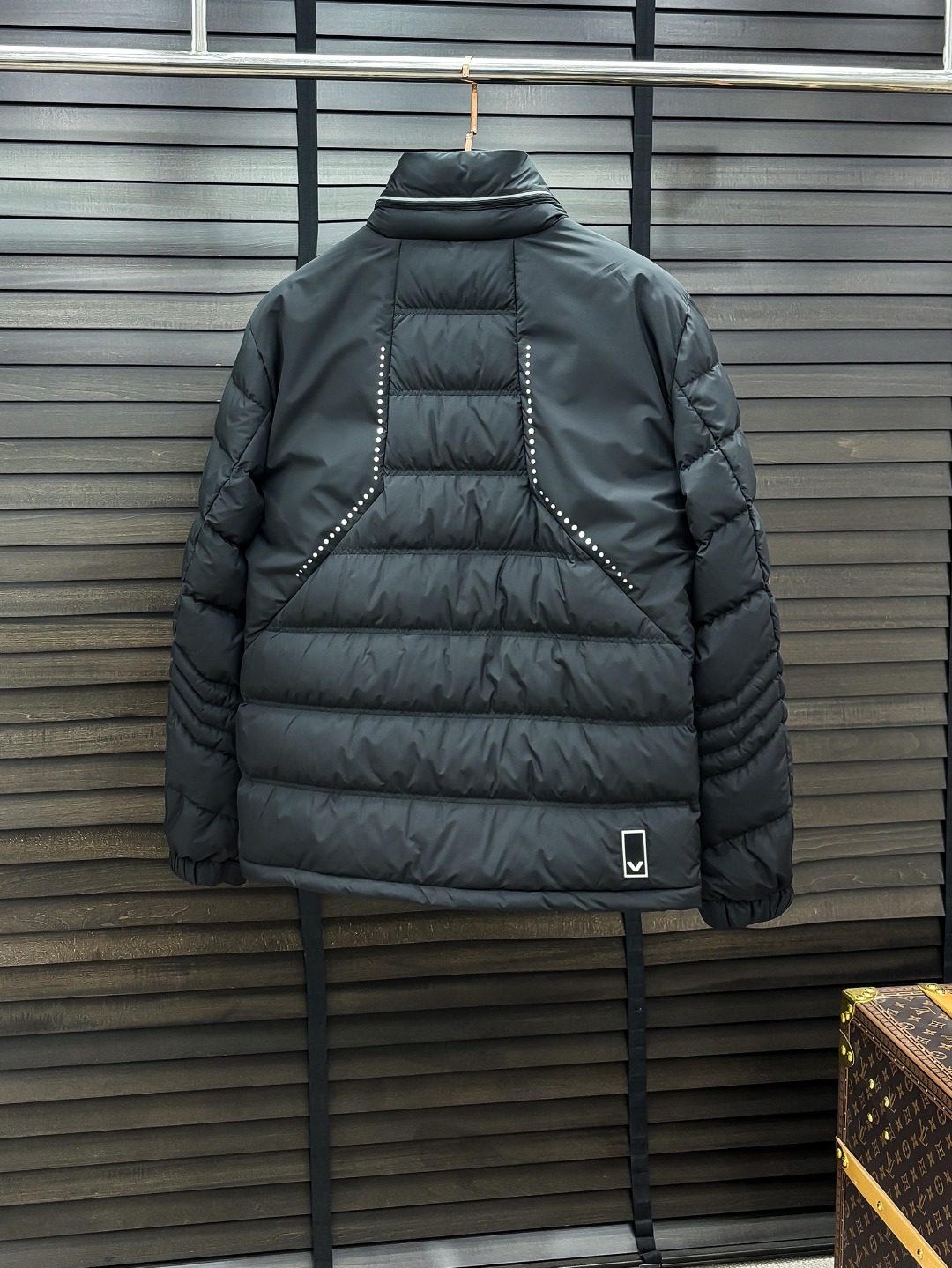 E Armani 新款羽绒服秀场新品25新款羽绒服，品相非常完美，专柜高科技防水面料，内里90%白鹅绒填