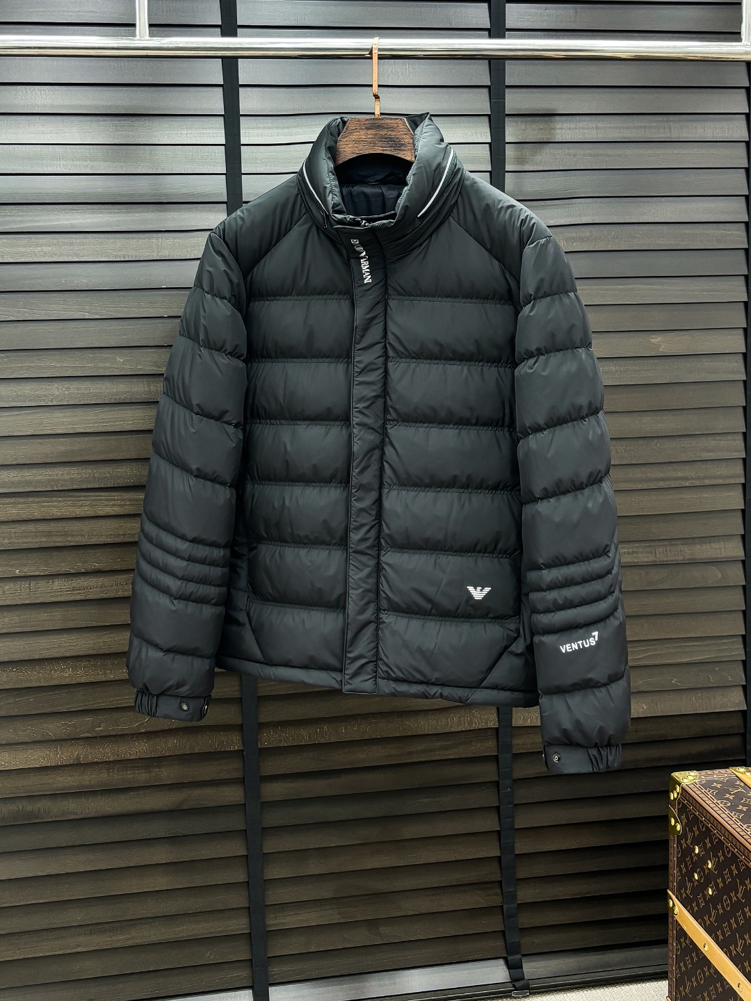 NO:650021,E Armani's new down jacket show new products 25 new down jackets, the appearance is very perfect, the store's high-tech waterproof fabrics, 90% white goose down filling inside, comfortable and warm, full and attractive color, very outstanding design, easily upgrade the fashion sense, extremely elegant and rigorous workmanship, neat and meticulous wiring!  A masterpiece from a famous designer!  The upper body does not look bloated and is super handsome!  Counter size: M-3XL,,armani,down jacket,alexander wang19860909E Armani 新款羽绒服秀场新品 25新款羽绒服,品相非常完美,专柜高科技防水面料,内里90白鹅绒填充,舒适保暖,色泽饱满诱人,非常出彩的设计,轻松将时髦感进阶,做工极为考究严谨,走线工整细致！大牌设计师巨作！上身不显臃肿、超级帅气！柜台码数: M-3XL,,armani,down jacket,alexander wang,Men's clothing