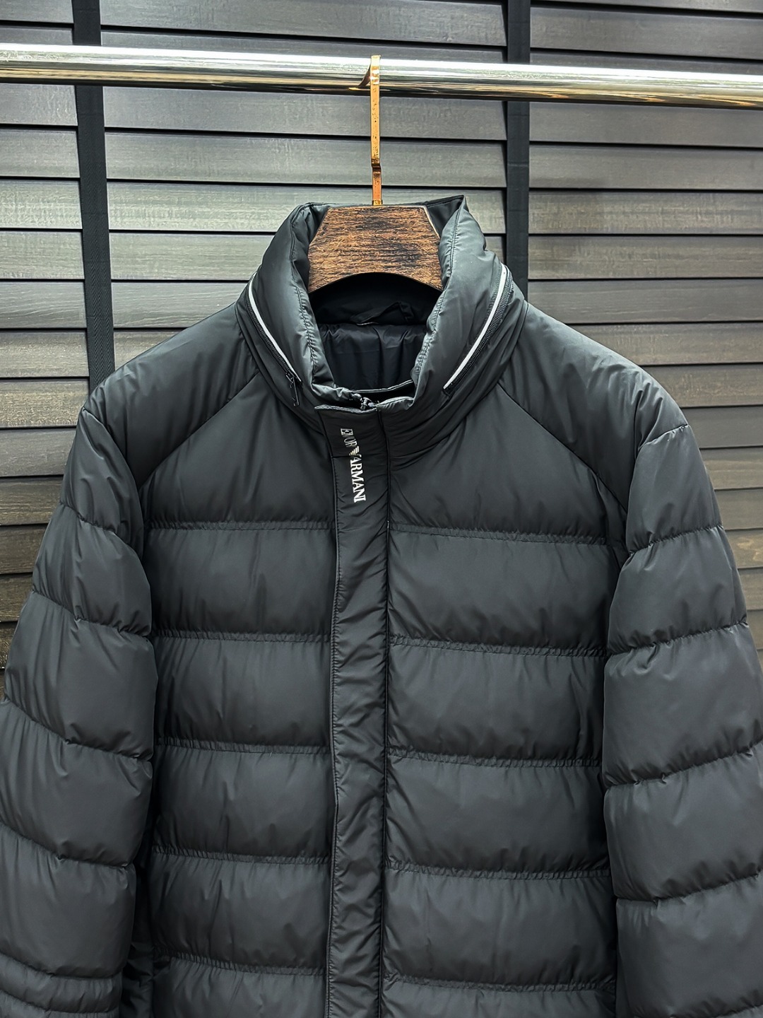 E Armani 新款羽绒服秀场新品25新款羽绒服，品相非常完美，专柜高科技防水面料，内里90%白鹅绒填