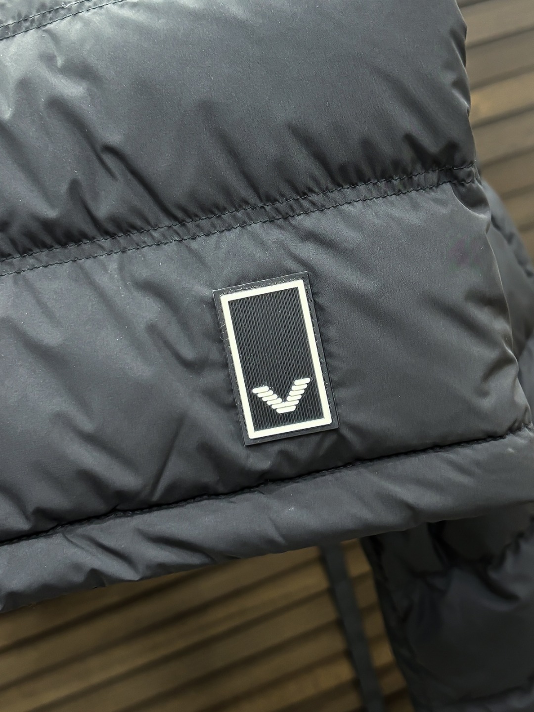 E Armani 新款羽绒服秀场新品25新款羽绒服，品相非常完美，专柜高科技防水面料，内里90%白鹅绒填
