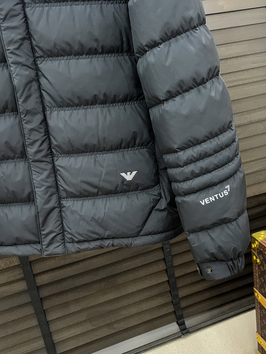 E Armani 新款羽绒服秀场新品25新款羽绒服，品相非常完美，专柜高科技防水面料，内里90%白鹅绒填