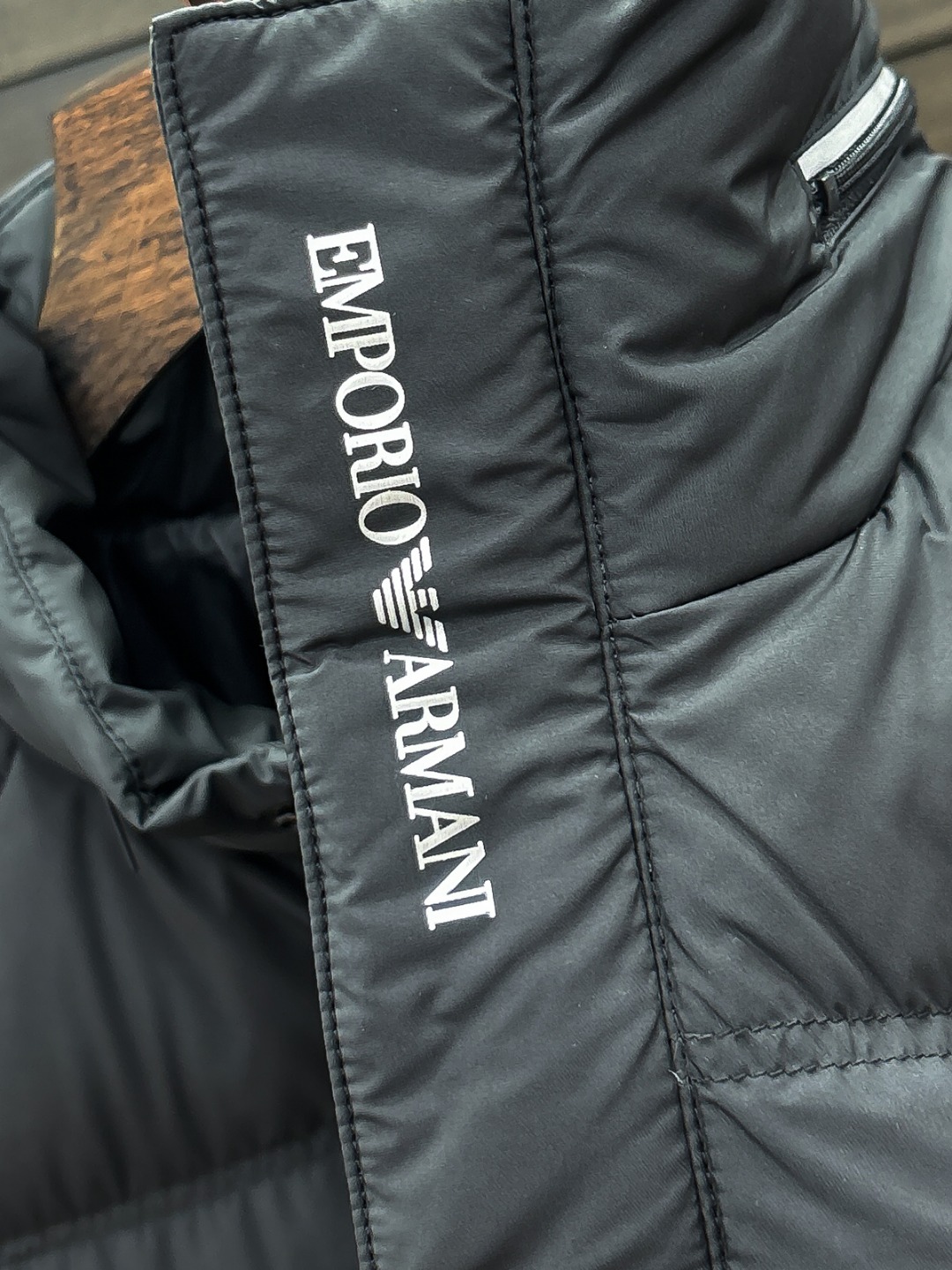 E Armani 新款羽绒服秀场新品25新款羽绒服，品相非常完美，专柜高科技防水面料，内里90%白鹅绒填