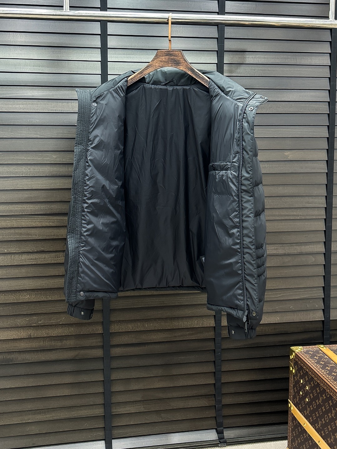 E Armani 新款羽绒服秀场新品25新款羽绒服，品相非常完美，专柜高科技防水面料，内里90%白鹅绒填