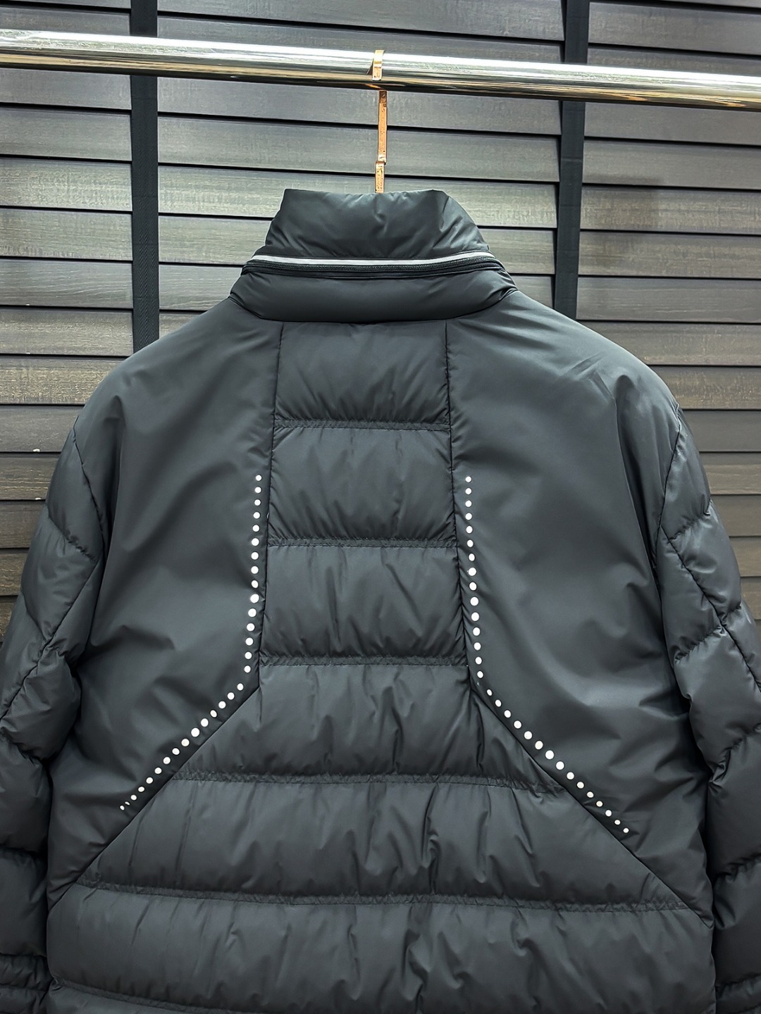 E Armani 新款羽绒服秀场新品25新款羽绒服，品相非常完美，专柜高科技防水面料，内里90%白鹅绒填