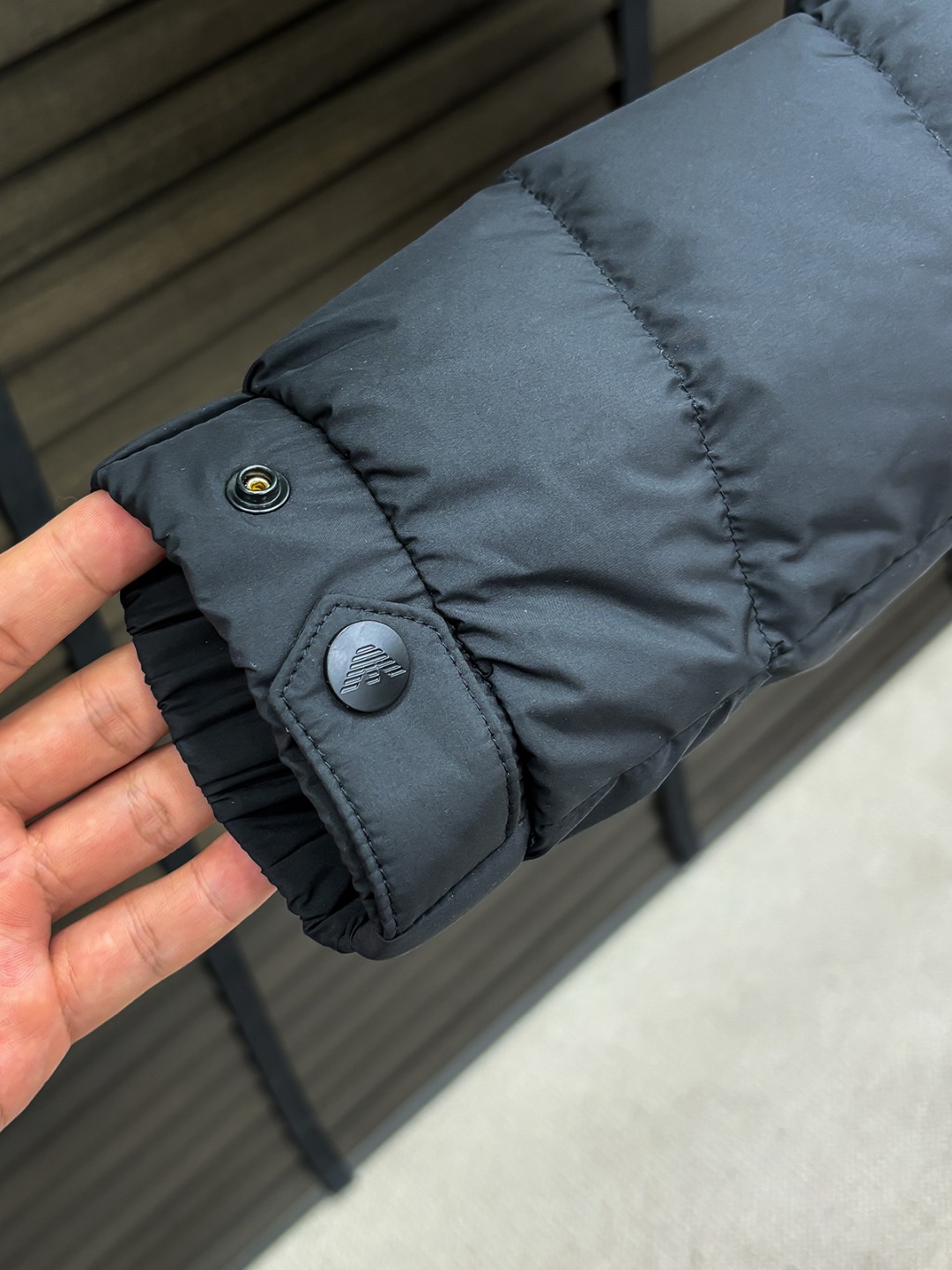 E Armani 新款羽绒服秀场新品25新款羽绒服，品相非常完美，专柜高科技防水面料，内里90%白鹅绒填