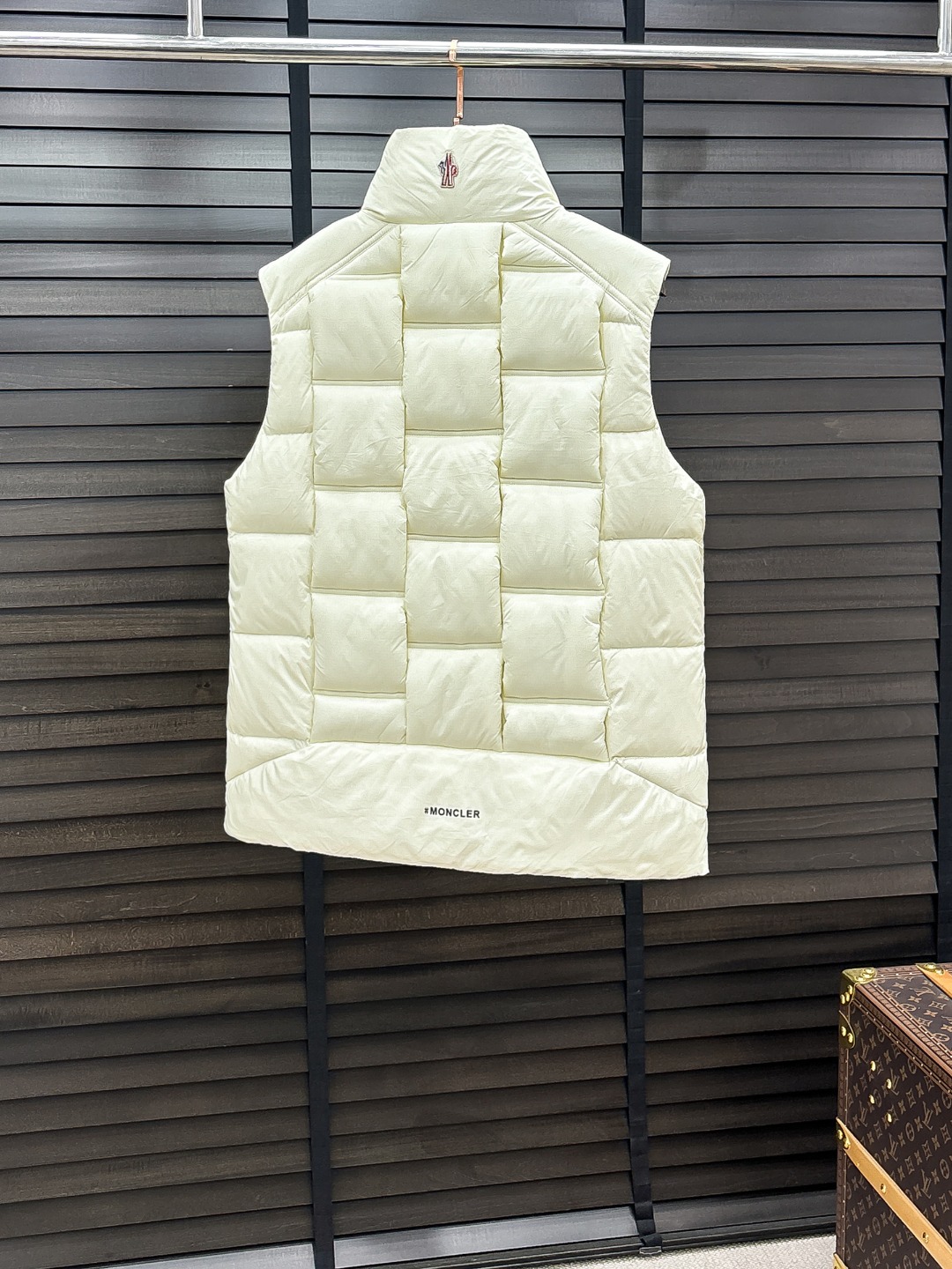 Moncler 新款羽绒服秀场新品25新款羽绒服，品相非常完美，专柜高科技防水面料，内里90%白鹅绒填充