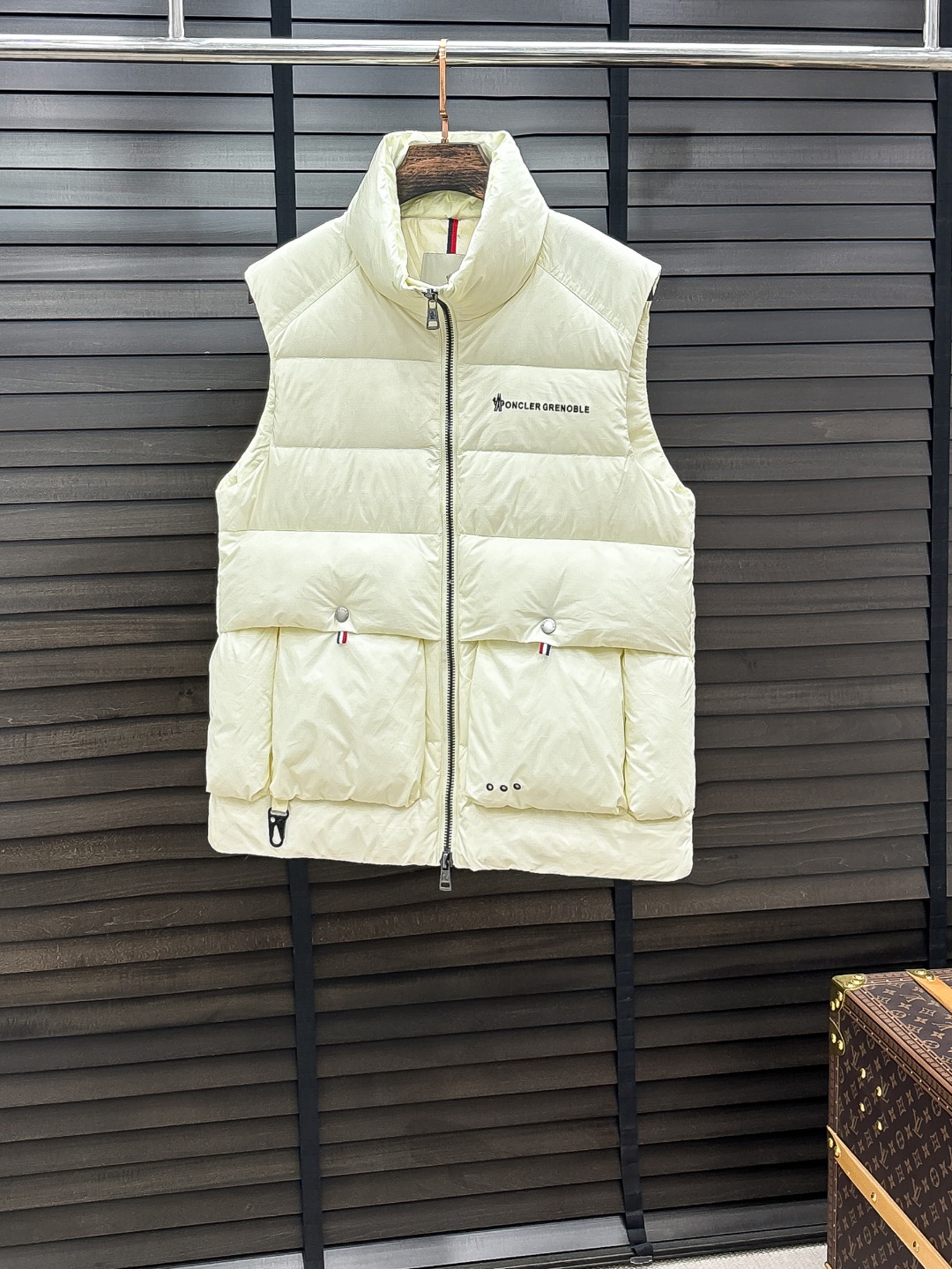 Moncler 新款羽绒服秀场新品25新款羽绒服，品相非常完美，专柜高科技防水面料，内里90%白鹅绒填充