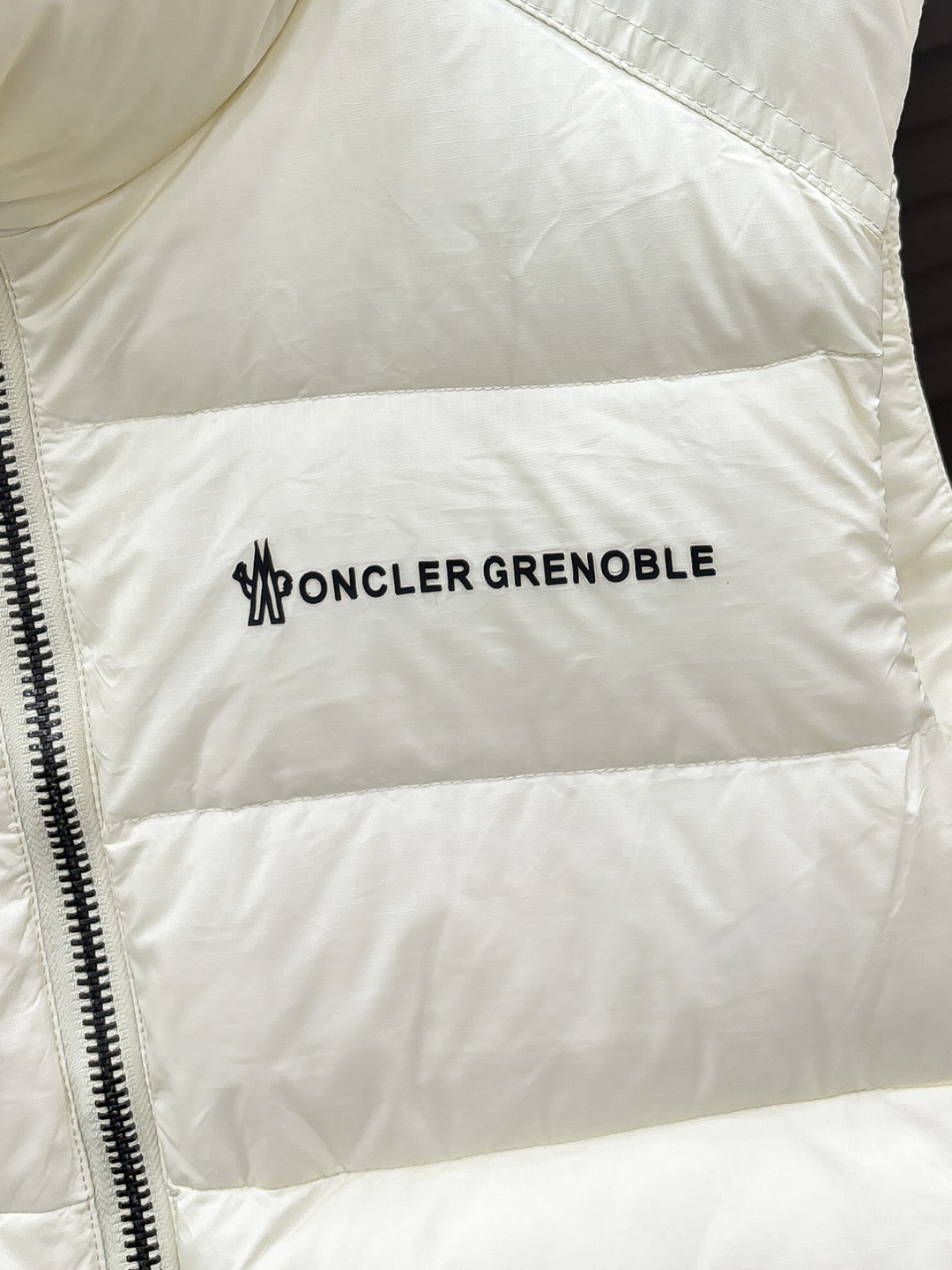 Moncler 新款羽绒服秀场新品25新款羽绒服，品相非常完美，专柜高科技防水面料，内里90%白鹅绒填充