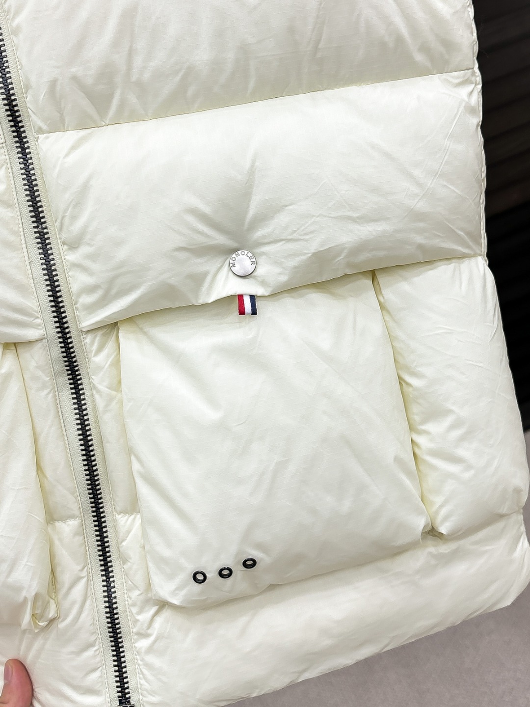 Moncler 新款羽绒服秀场新品25新款羽绒服，品相非常完美，专柜高科技防水面料，内里90%白鹅绒填充