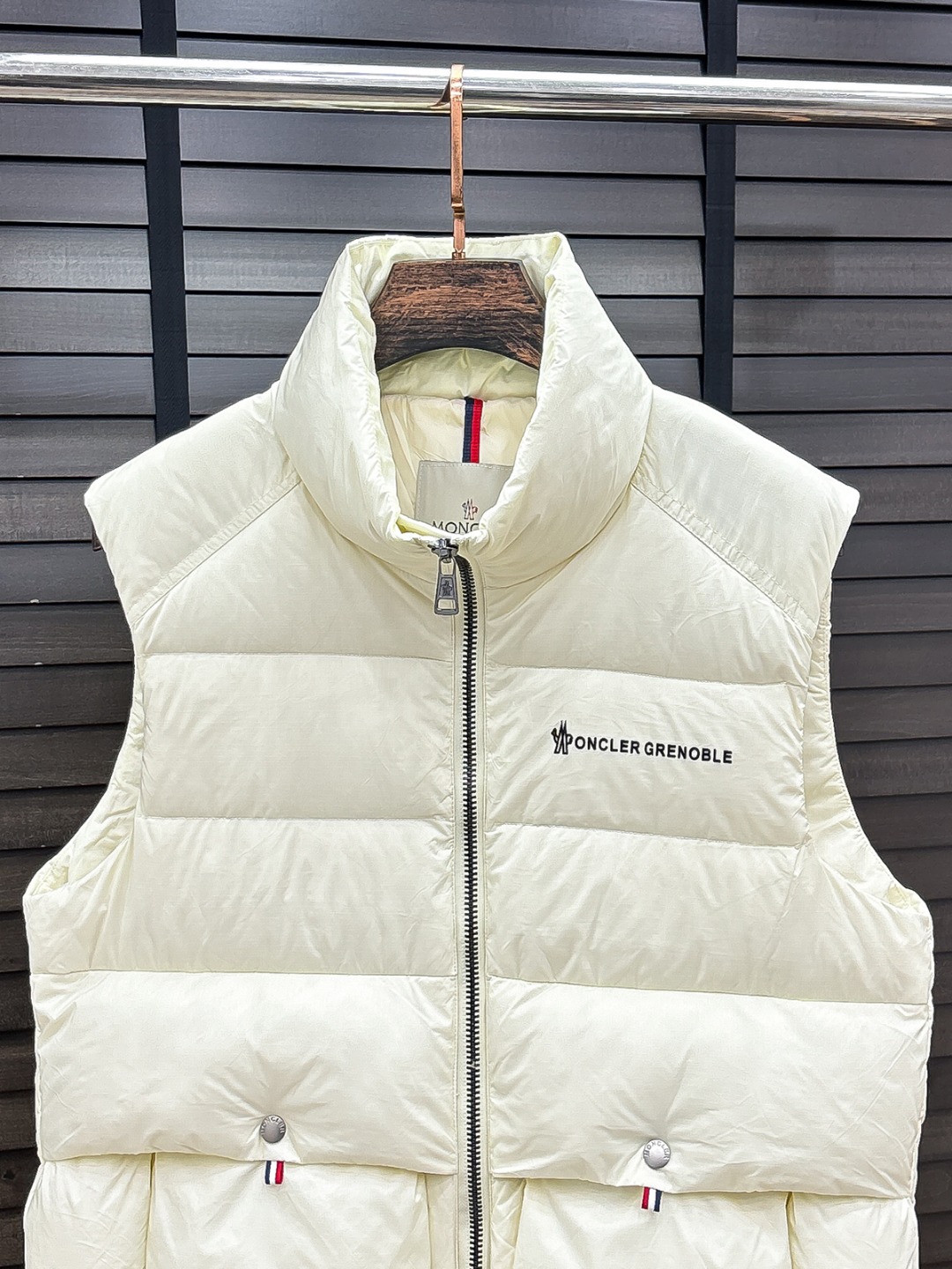 Moncler 新款羽绒服秀场新品25新款羽绒服，品相非常完美，专柜高科技防水面料，内里90%白鹅绒填充