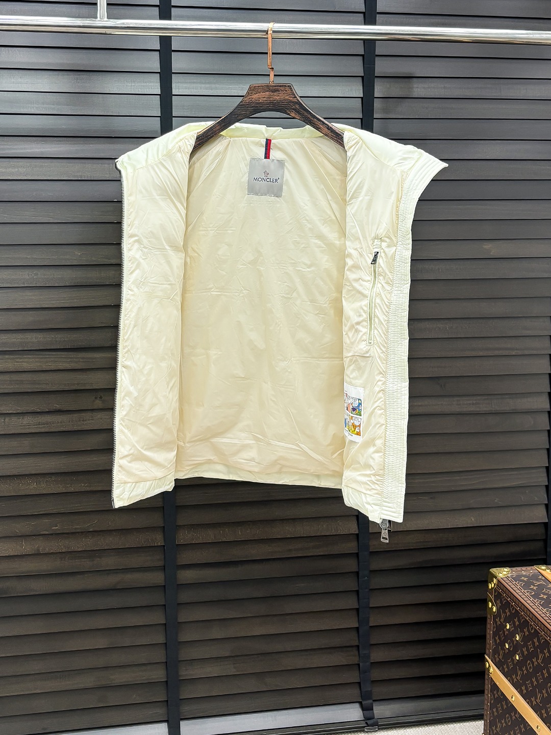 Moncler 新款羽绒服秀场新品25新款羽绒服，品相非常完美，专柜高科技防水面料，内里90%白鹅绒填充
