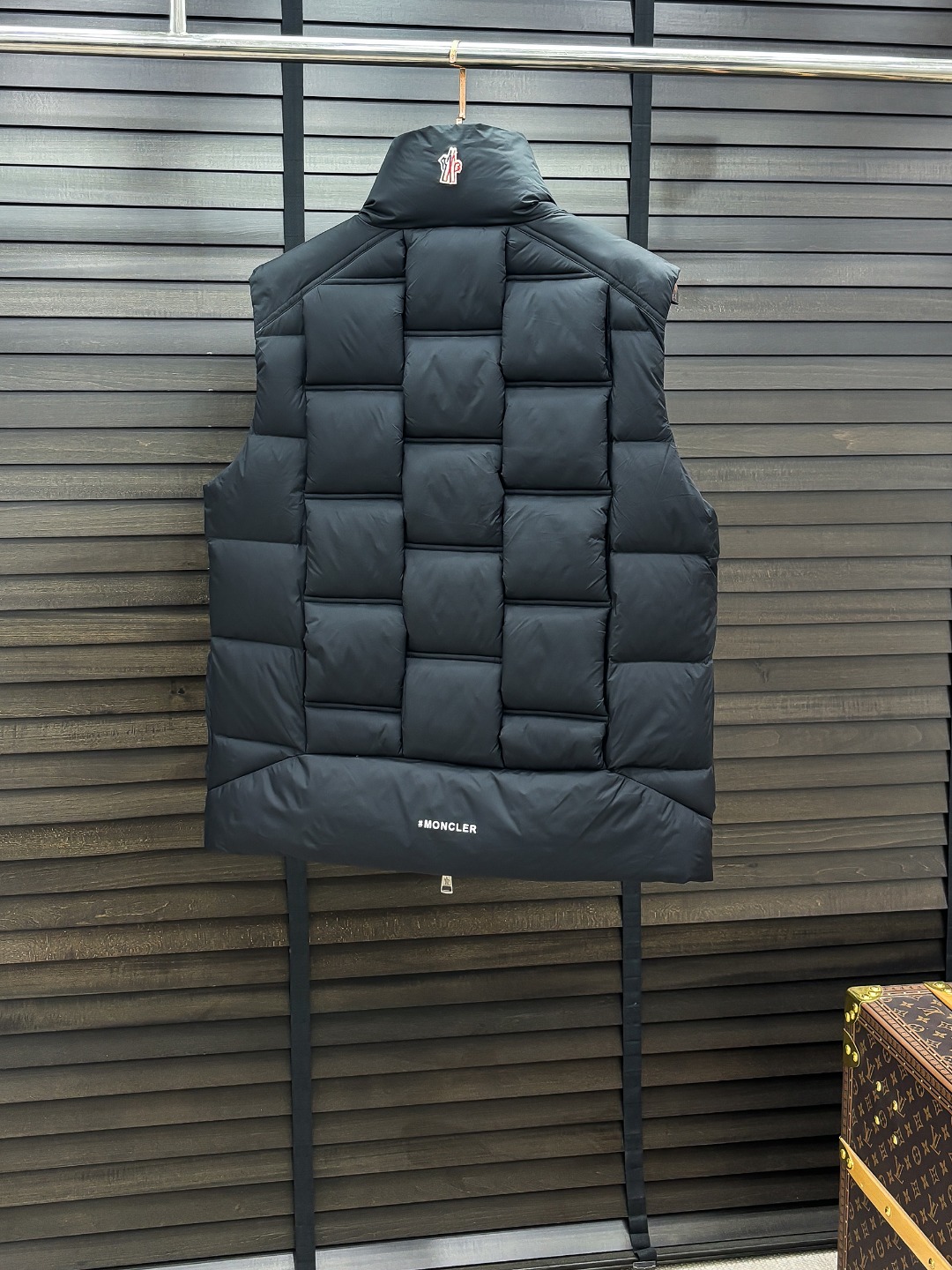 Moncler 新款羽绒服秀场新品25新款羽绒服，品相非常完美，专柜高科技防水面料，内里90%白鹅绒填充
