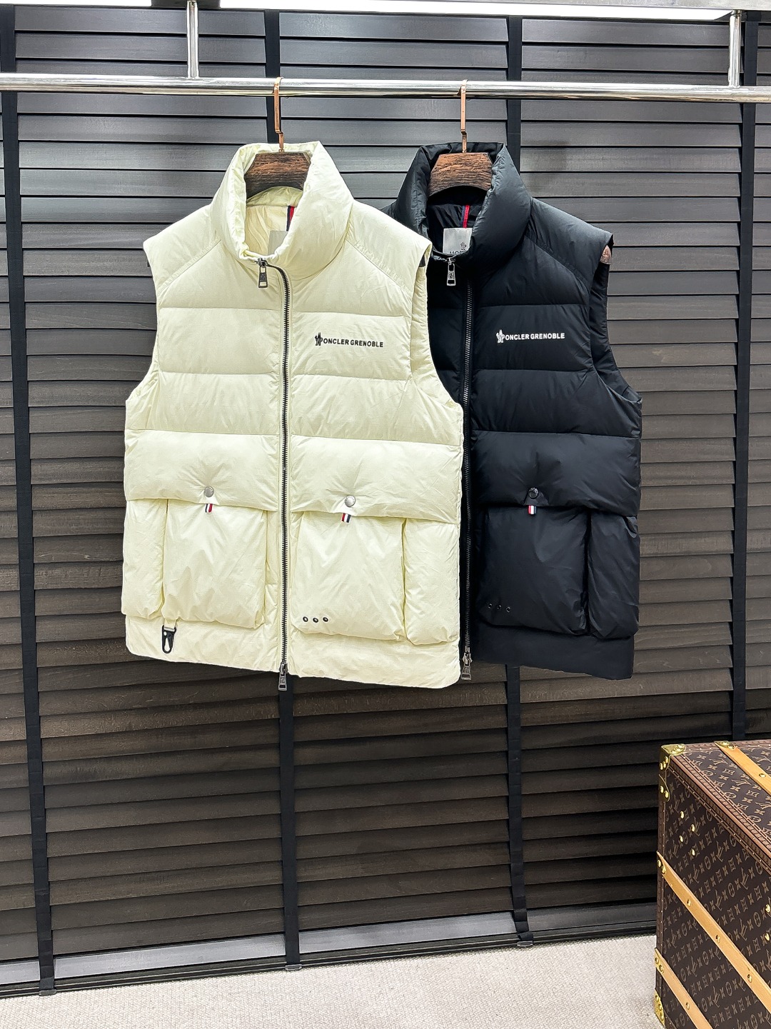 Moncler 新款羽绒服秀场新品25新款羽绒服，品相非常完美，专柜高科技防水面料，内里90%白鹅绒填充