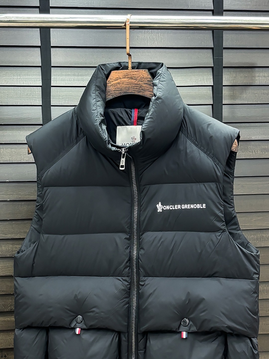 Moncler 新款羽绒服秀场新品25新款羽绒服，品相非常完美，专柜高科技防水面料，内里90%白鹅绒填充