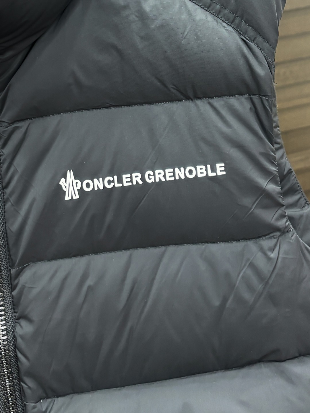 Moncler 新款羽绒服秀场新品25新款羽绒服，品相非常完美，专柜高科技防水面料，内里90%白鹅绒填充