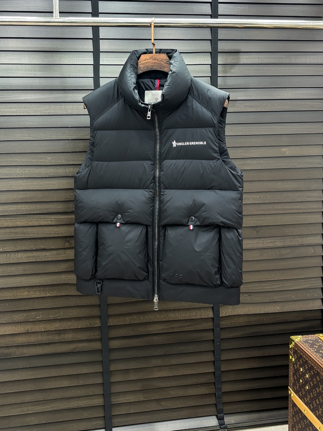 Moncler 新款羽绒服秀场新品25新款羽绒服，品相非常完美，专柜高科技防水面料，内里90%白鹅绒填充
