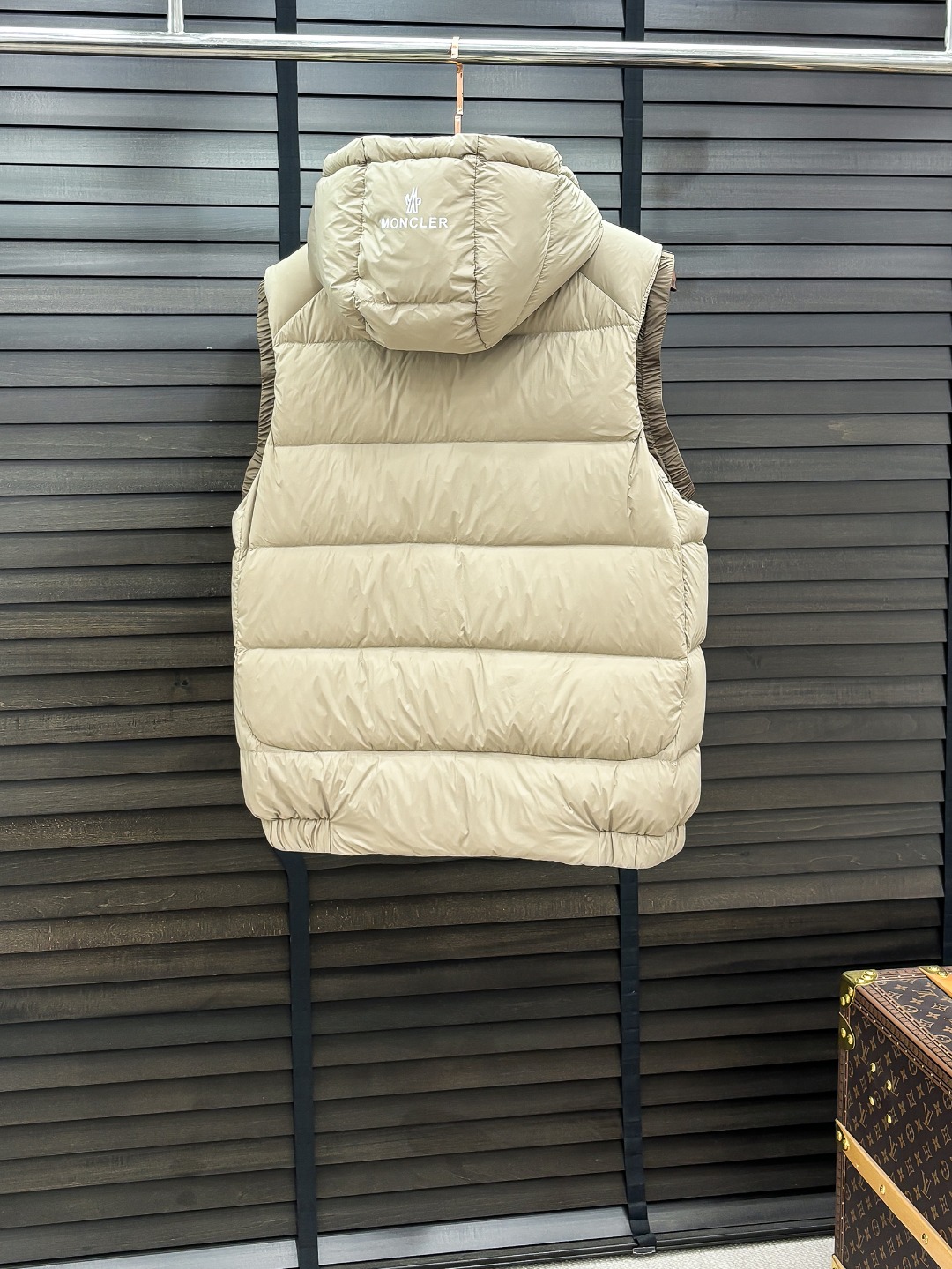 Moncler 新款羽绒服秀场新品25新款羽绒服，品相非常完美，专柜高科技防水面料，内里90%白鹅绒填充