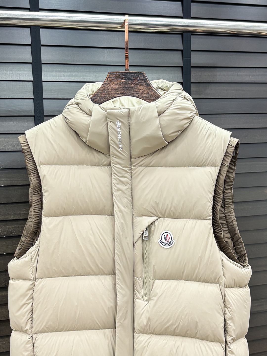 Moncler 新款羽绒服秀场新品25新款羽绒服，品相非常完美，专柜高科技防水面料，内里90%白鹅绒填充