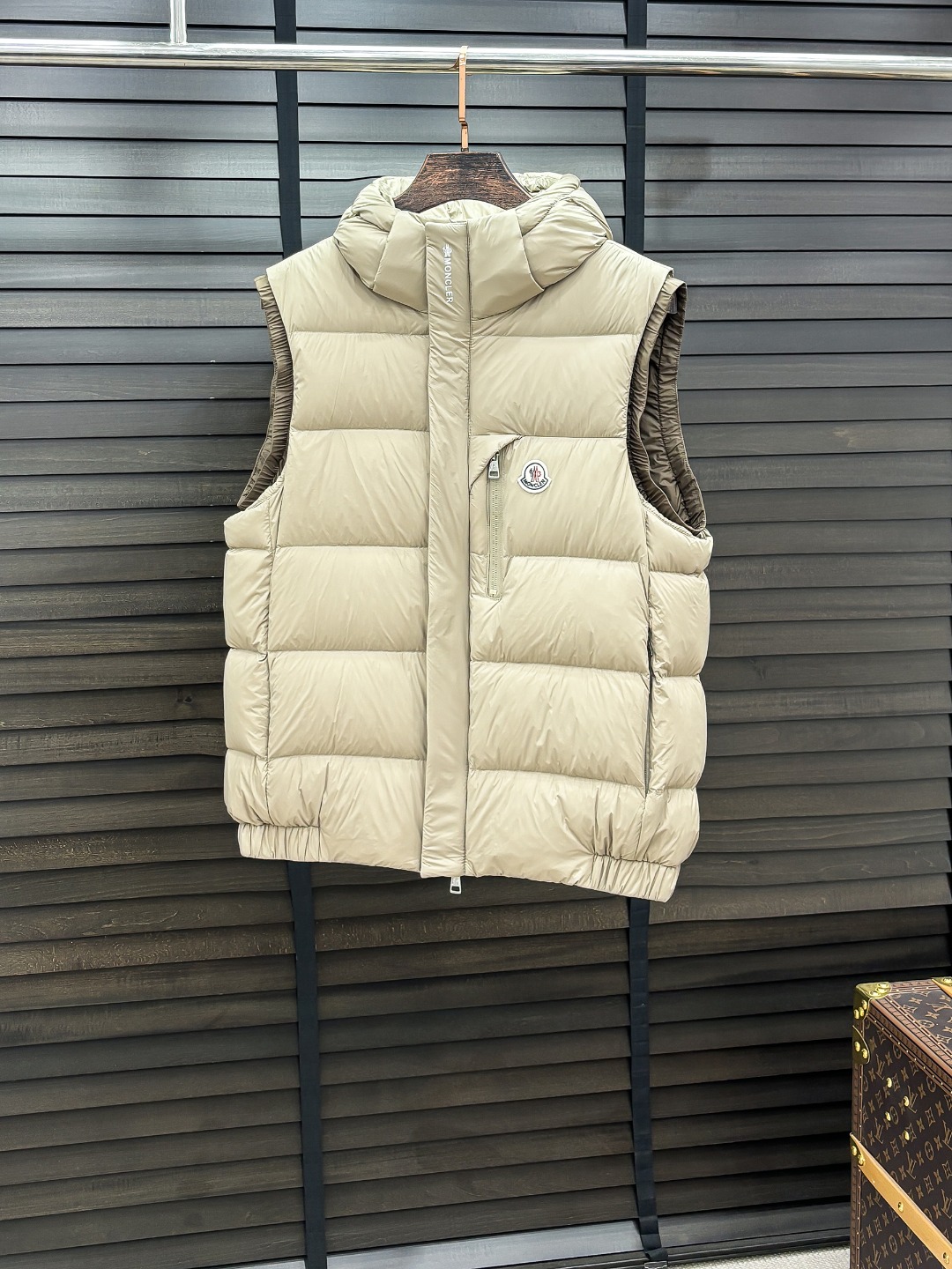Moncler 新款羽绒服秀场新品25新款羽绒服，品相非常完美，专柜高科技防水面料，内里90%白鹅绒填充