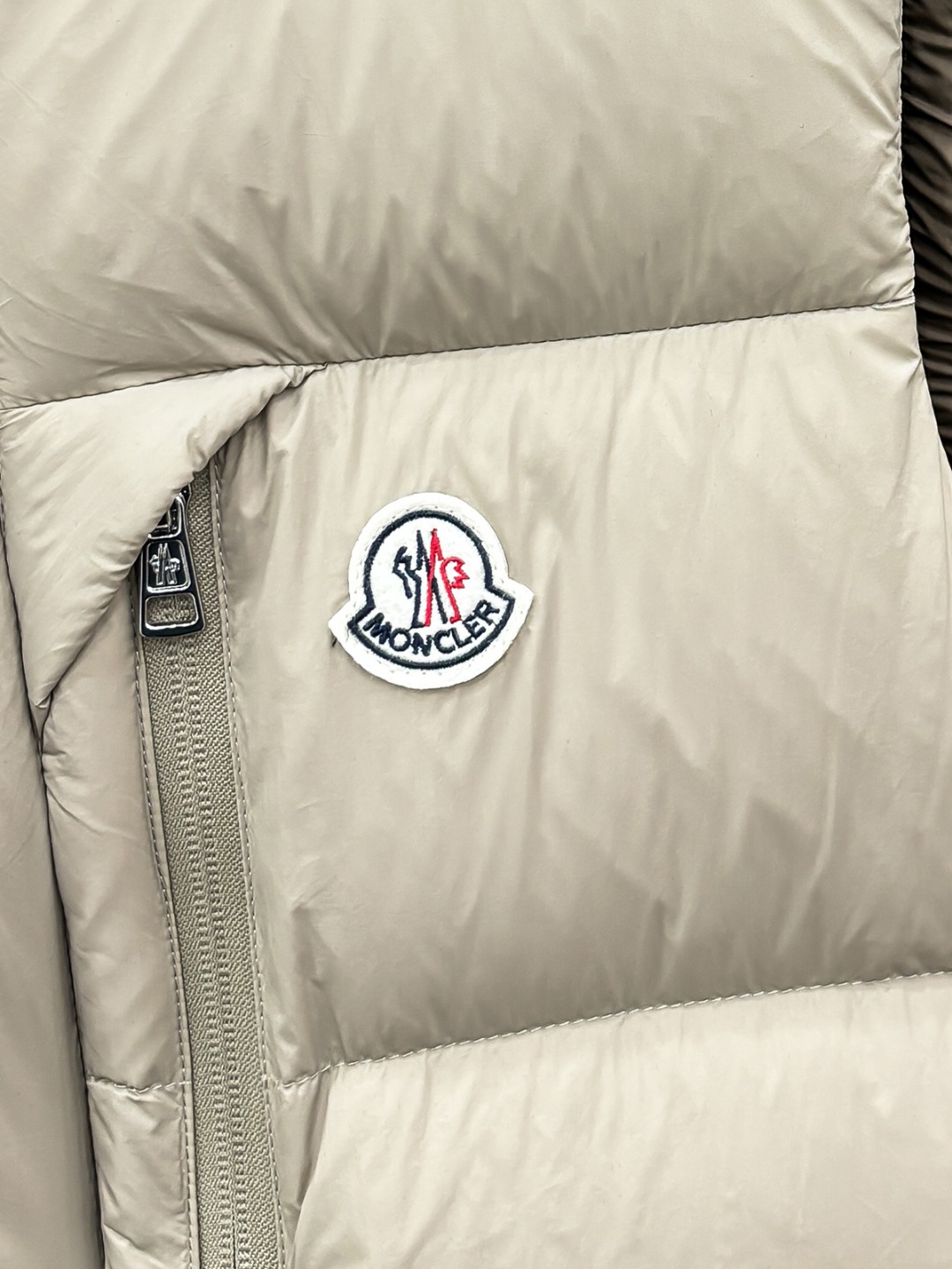 Moncler 新款羽绒服秀场新品25新款羽绒服，品相非常完美，专柜高科技防水面料，内里90%白鹅绒填充