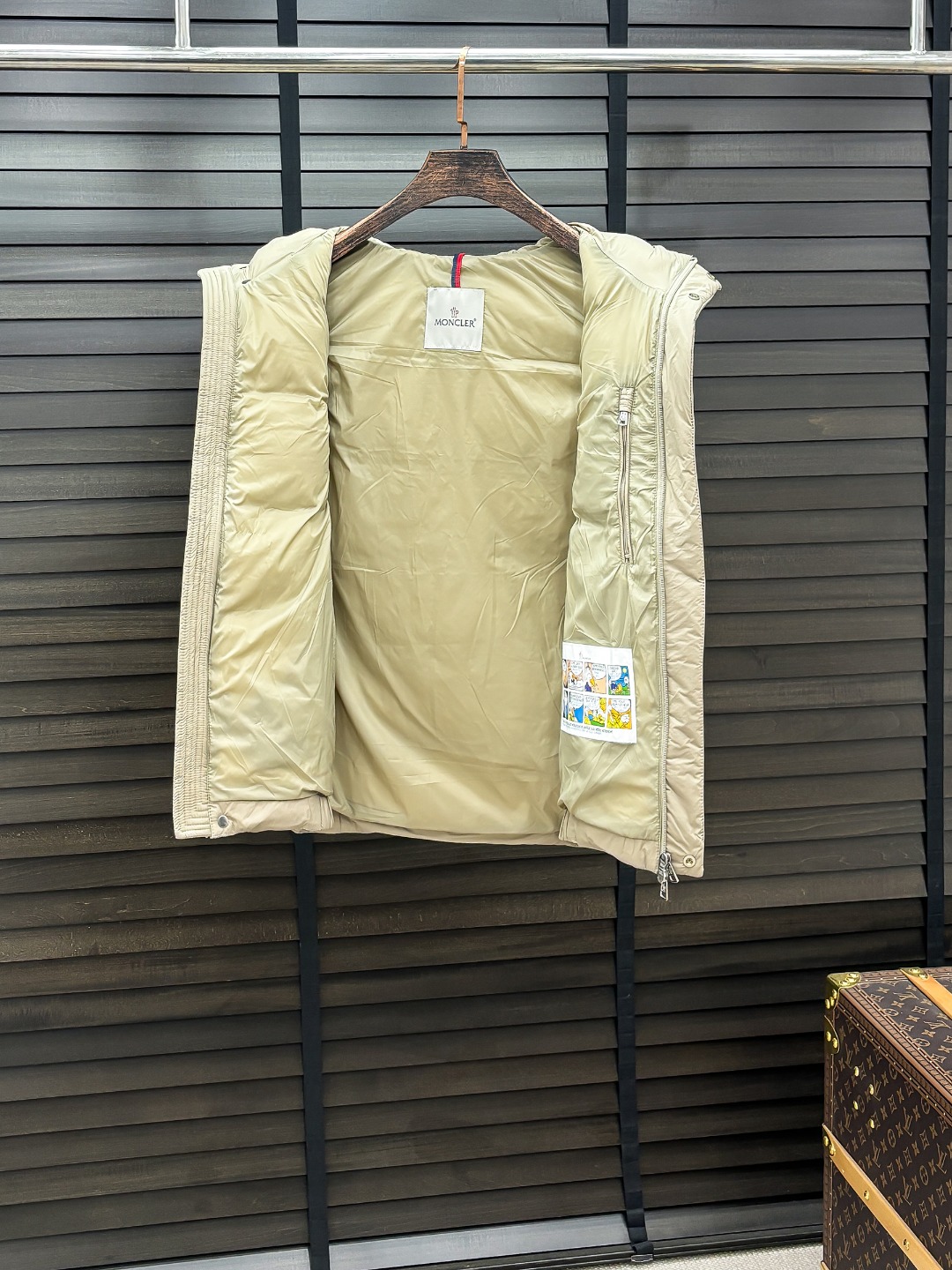 Moncler 新款羽绒服秀场新品25新款羽绒服，品相非常完美，专柜高科技防水面料，内里90%白鹅绒填充