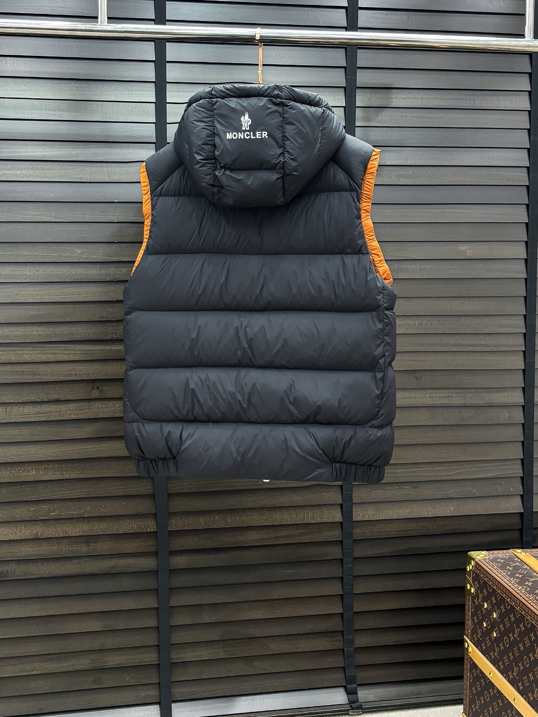 Moncler 新款羽绒服秀场新品25新款羽绒服，品相非常完美，专柜高科技防水面料，内里90%白鹅绒填充