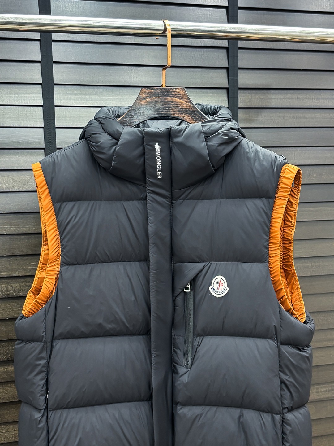 Moncler 新款羽绒服秀场新品25新款羽绒服，品相非常完美，专柜高科技防水面料，内里90%白鹅绒填充