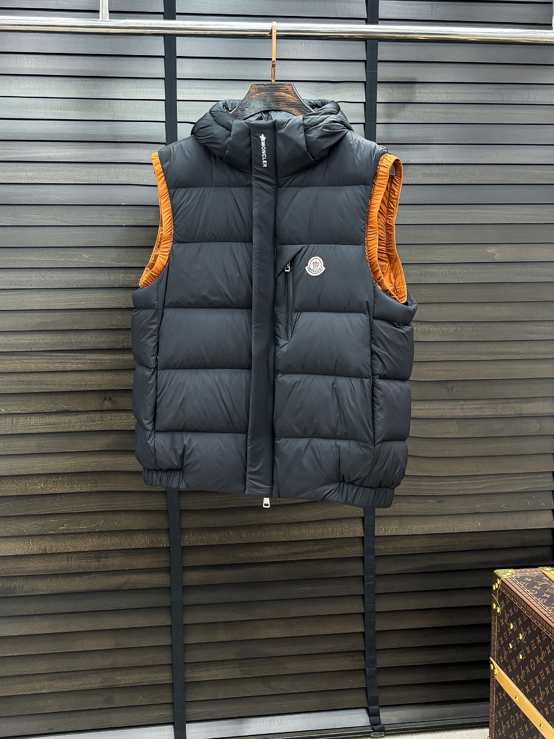 Moncler 新款羽绒服秀场新品25新款羽绒服，品相非常完美，专柜高科技防水面料，内里90%白鹅绒填充