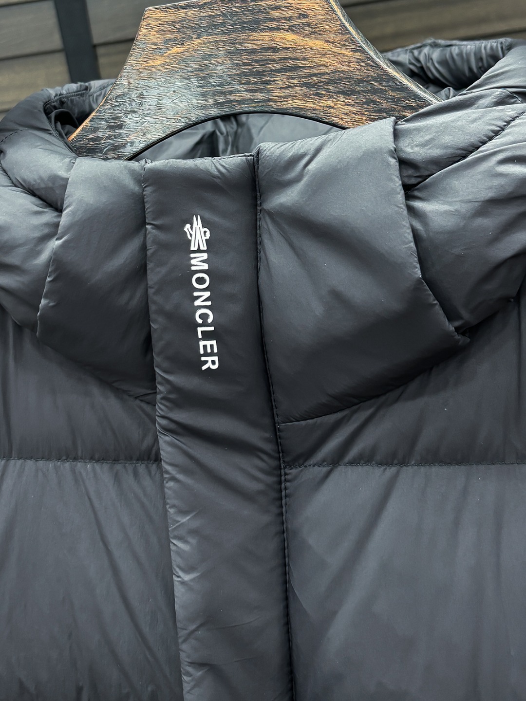 Moncler 新款羽绒服秀场新品25新款羽绒服，品相非常完美，专柜高科技防水面料，内里90%白鹅绒填充