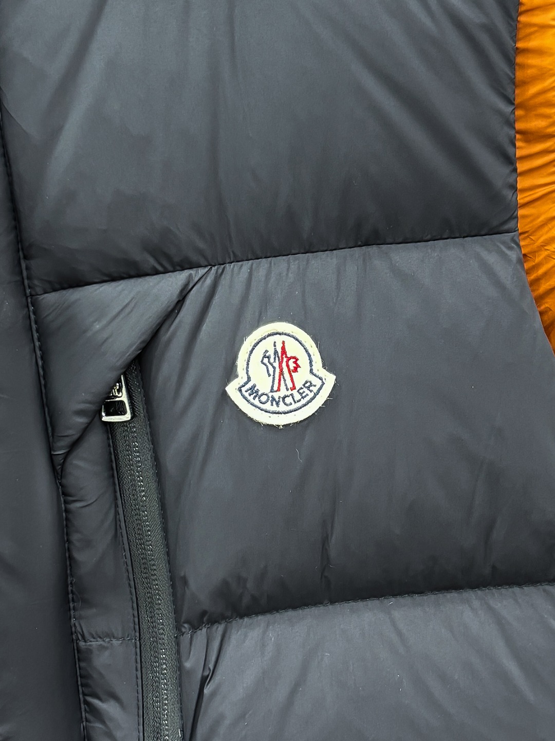 Moncler 新款羽绒服秀场新品25新款羽绒服，品相非常完美，专柜高科技防水面料，内里90%白鹅绒填充