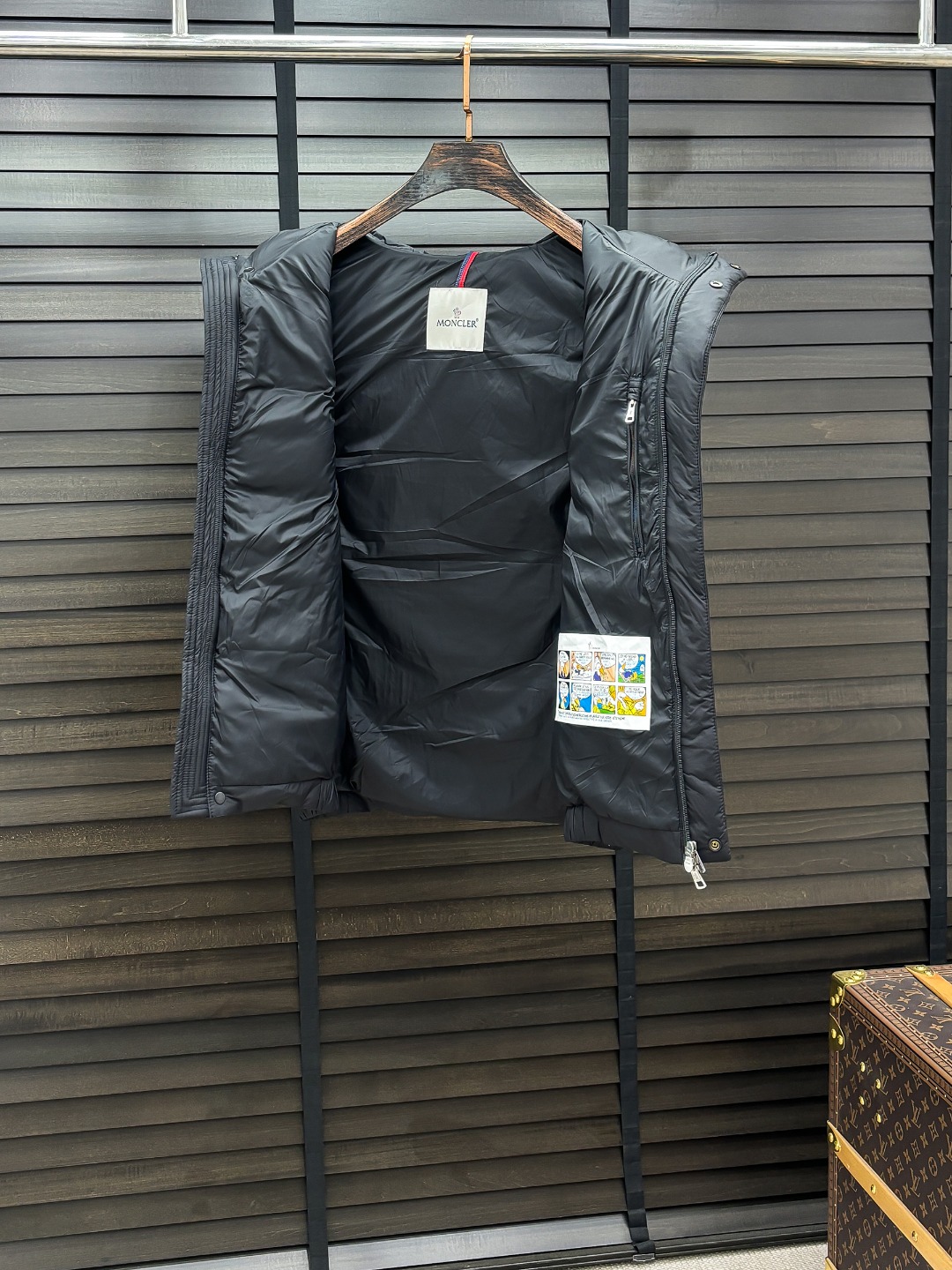 Moncler 新款羽绒服秀场新品25新款羽绒服，品相非常完美，专柜高科技防水面料，内里90%白鹅绒填充