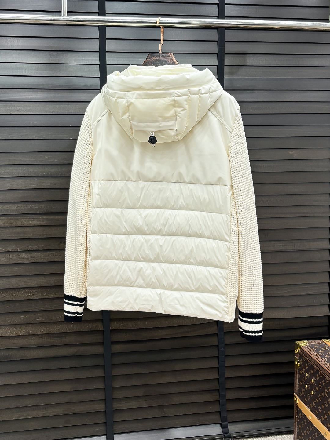 Moncler 新款羽绒服秀场新品25新款羽绒服，品相非常完美，专柜高科技防水面料，内里90%白鹅绒填充