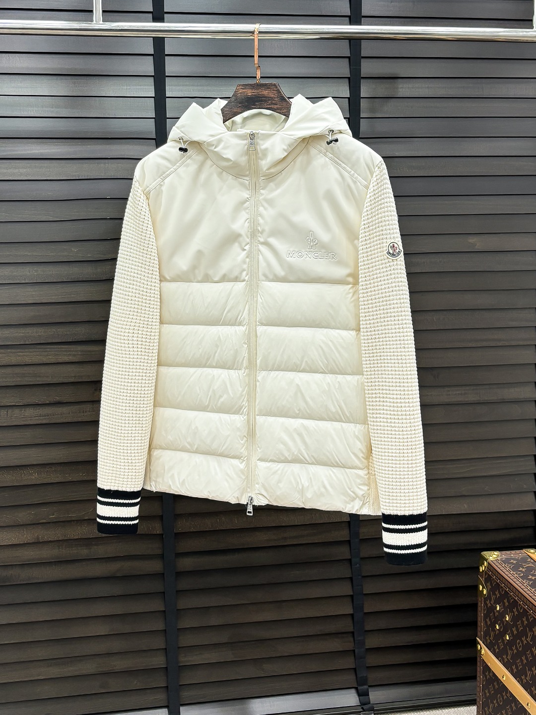 Moncler 新款羽绒服秀场新品25新款羽绒服，品相非常完美，专柜高科技防水面料，内里90%白鹅绒填充