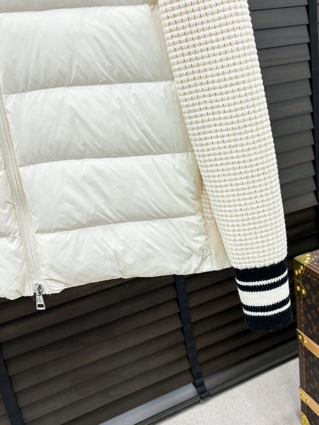 Moncler 新款羽绒服秀场新品25新款羽绒服，品相非常完美，专柜高科技防水面料，内里90%白鹅绒填充