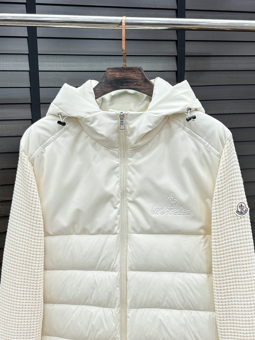 Moncler 新款羽绒服秀场新品25新款羽绒服，品相非常完美，专柜高科技防水面料，内里90%白鹅绒填充