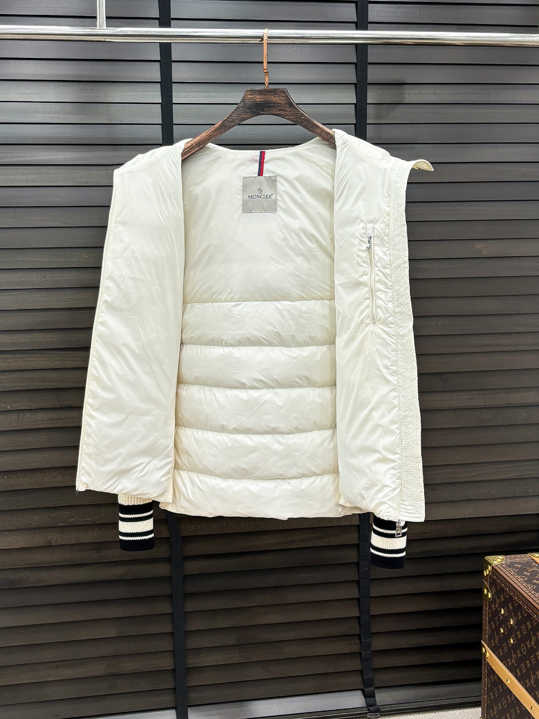 Moncler 新款羽绒服秀场新品25新款羽绒服，品相非常完美，专柜高科技防水面料，内里90%白鹅绒填充