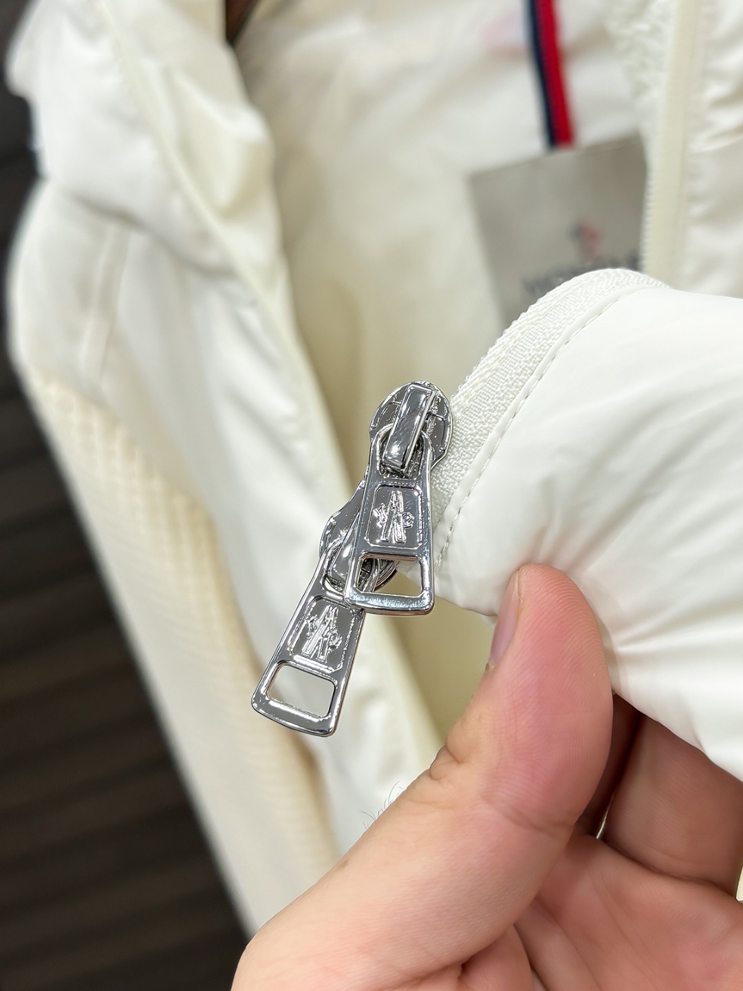 Moncler 新款羽绒服秀场新品25新款羽绒服，品相非常完美，专柜高科技防水面料，内里90%白鹅绒填充