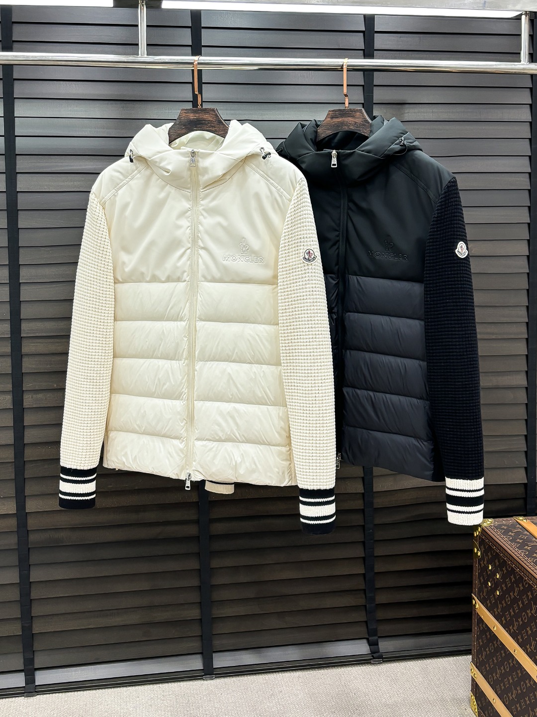 Moncler 新款羽绒服秀场新品25新款羽绒服，品相非常完美，专柜高科技防水面料，内里90%白鹅绒填充