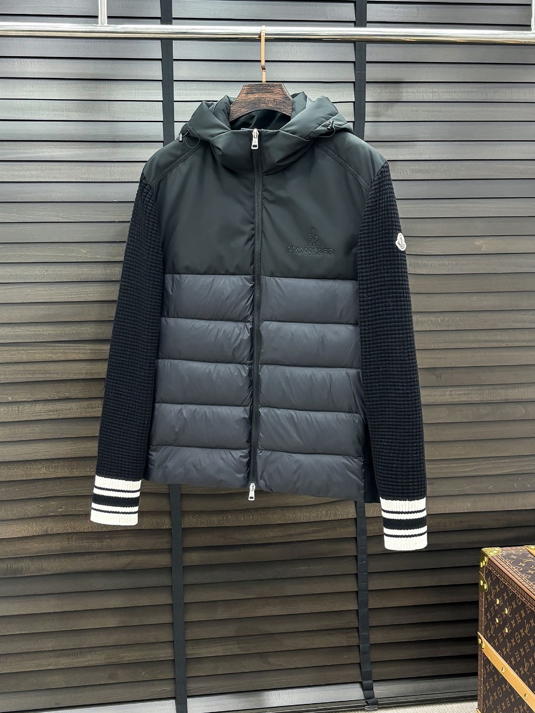 Moncler 新款羽绒服秀场新品25新款羽绒服，品相非常完美，专柜高科技防水面料，内里90%白鹅绒填充