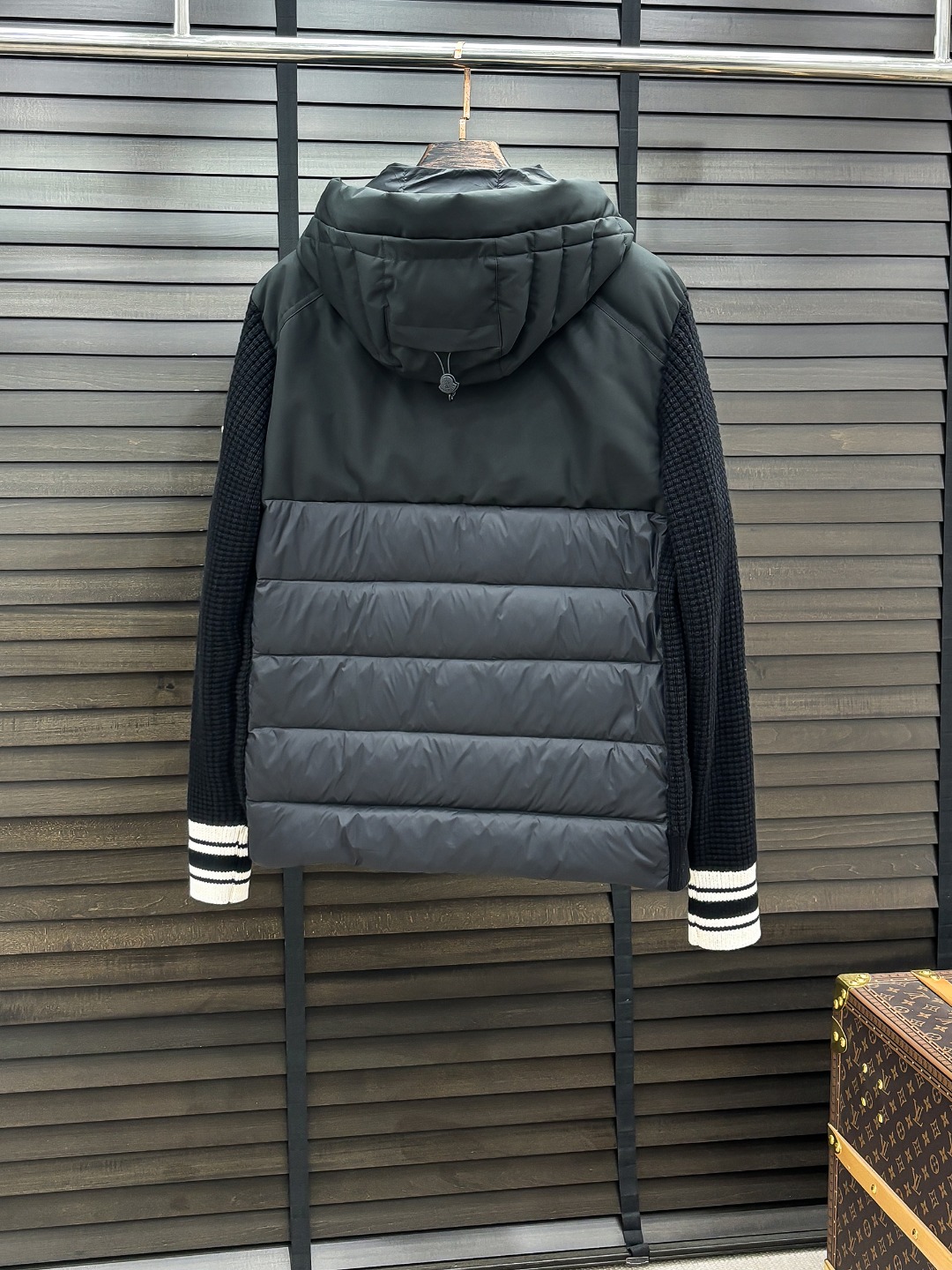 Moncler 新款羽绒服秀场新品25新款羽绒服，品相非常完美，专柜高科技防水面料，内里90%白鹅绒填充