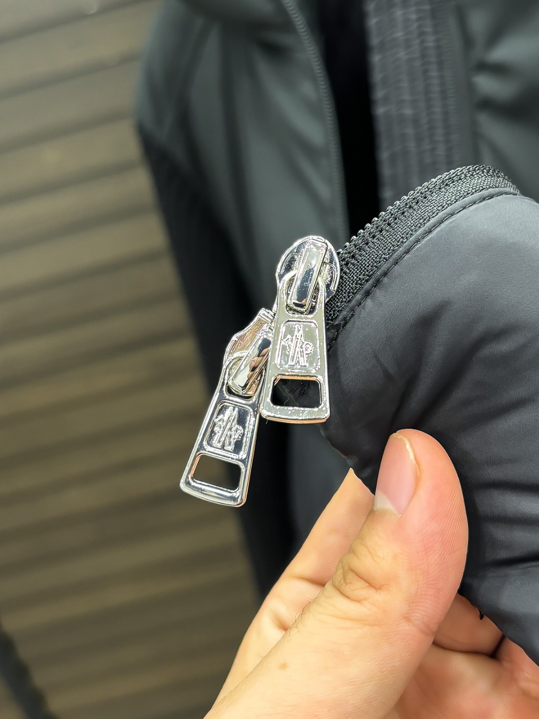 Moncler 新款羽绒服秀场新品25新款羽绒服，品相非常完美，专柜高科技防水面料，内里90%白鹅绒填充