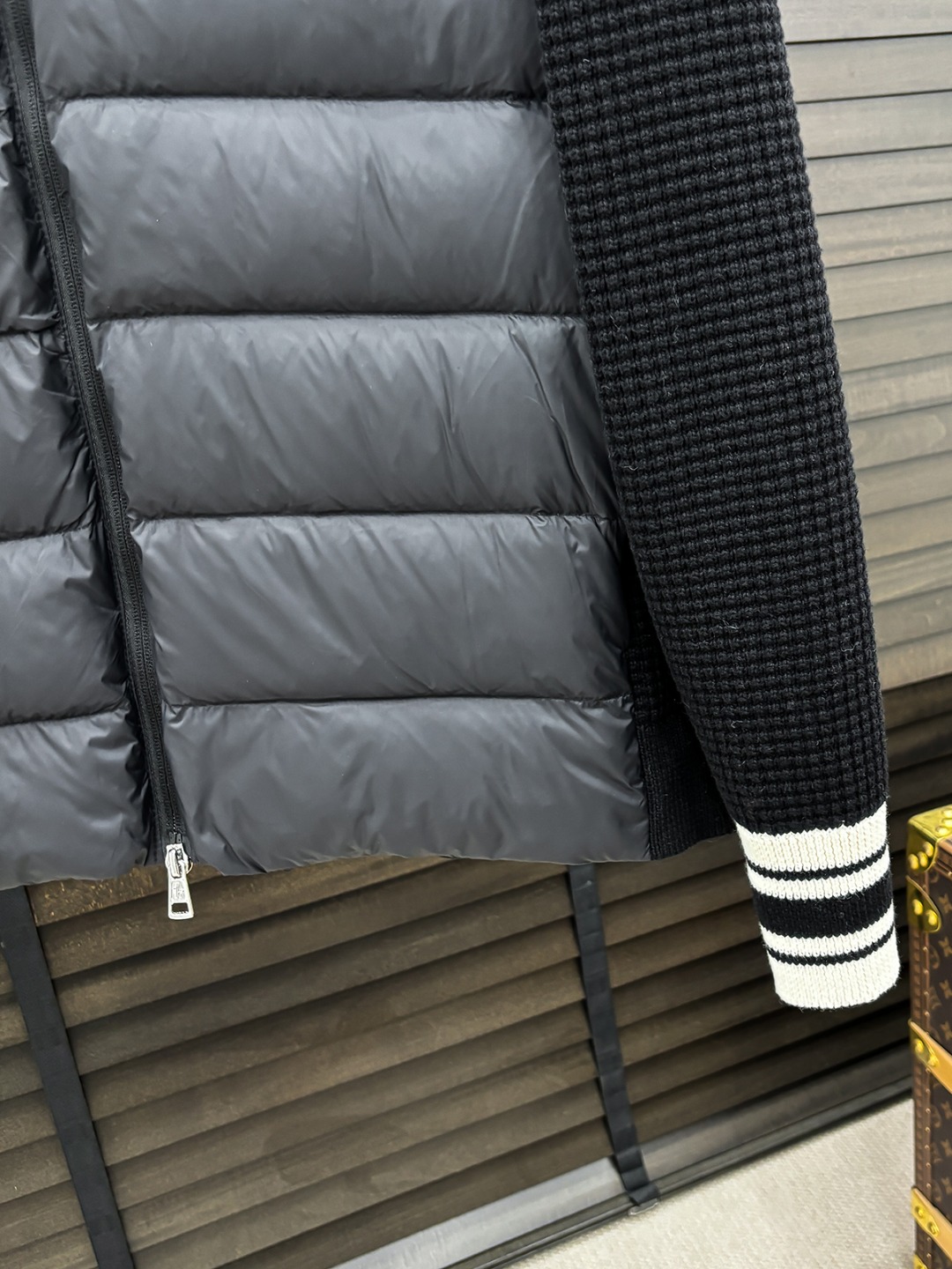 Moncler 新款羽绒服秀场新品25新款羽绒服，品相非常完美，专柜高科技防水面料，内里90%白鹅绒填充